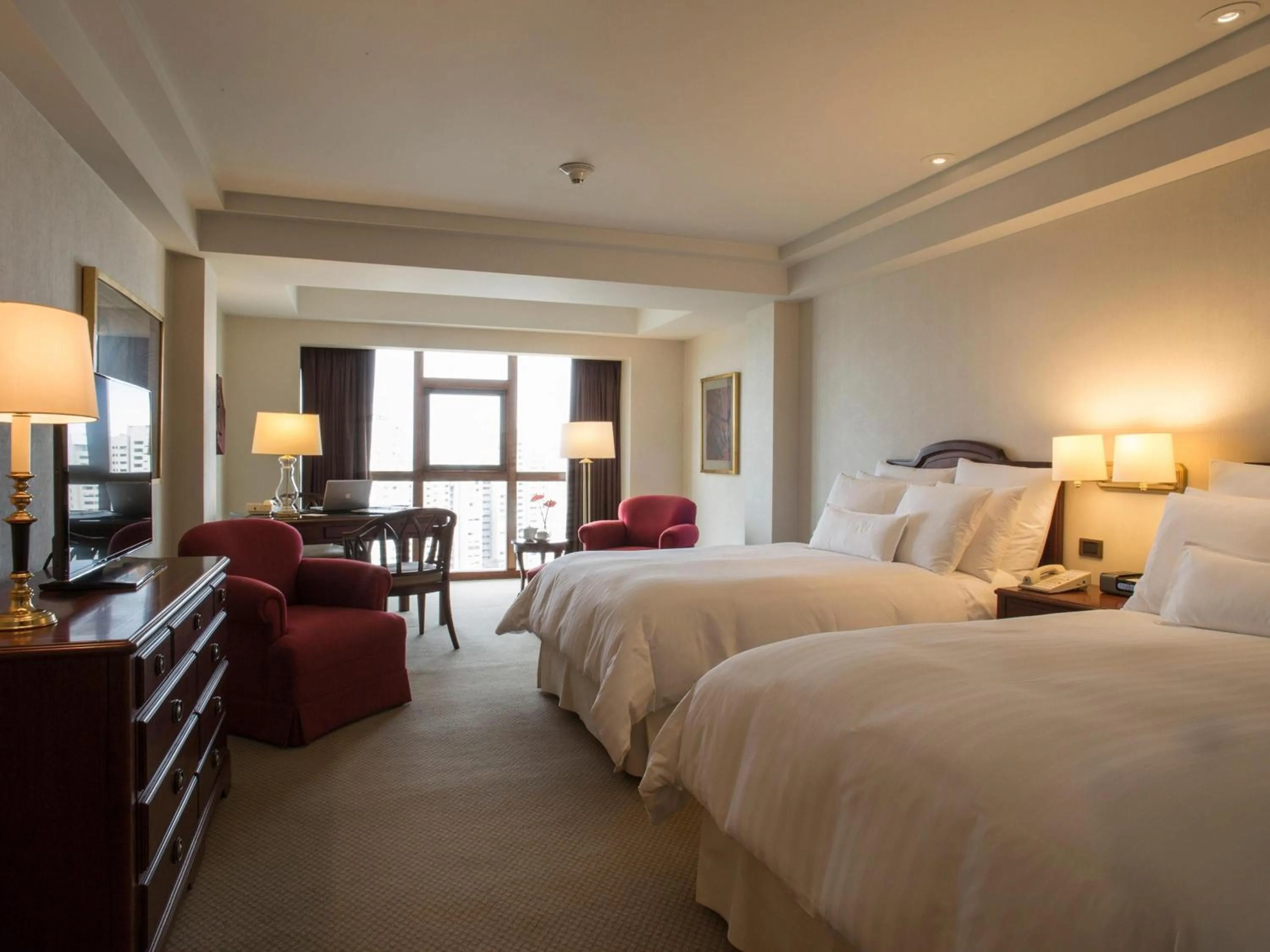 Bedroom, Bed in Swissotel Lima