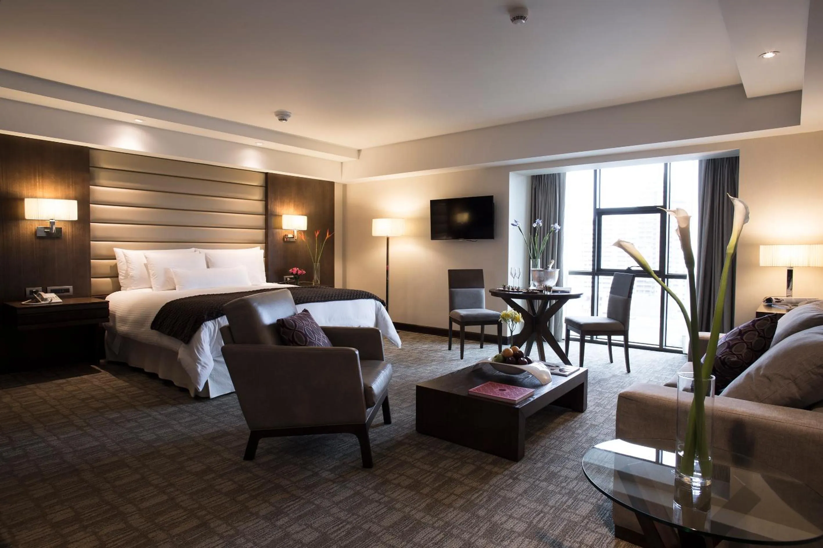 Living room, Bed in Swissotel Lima