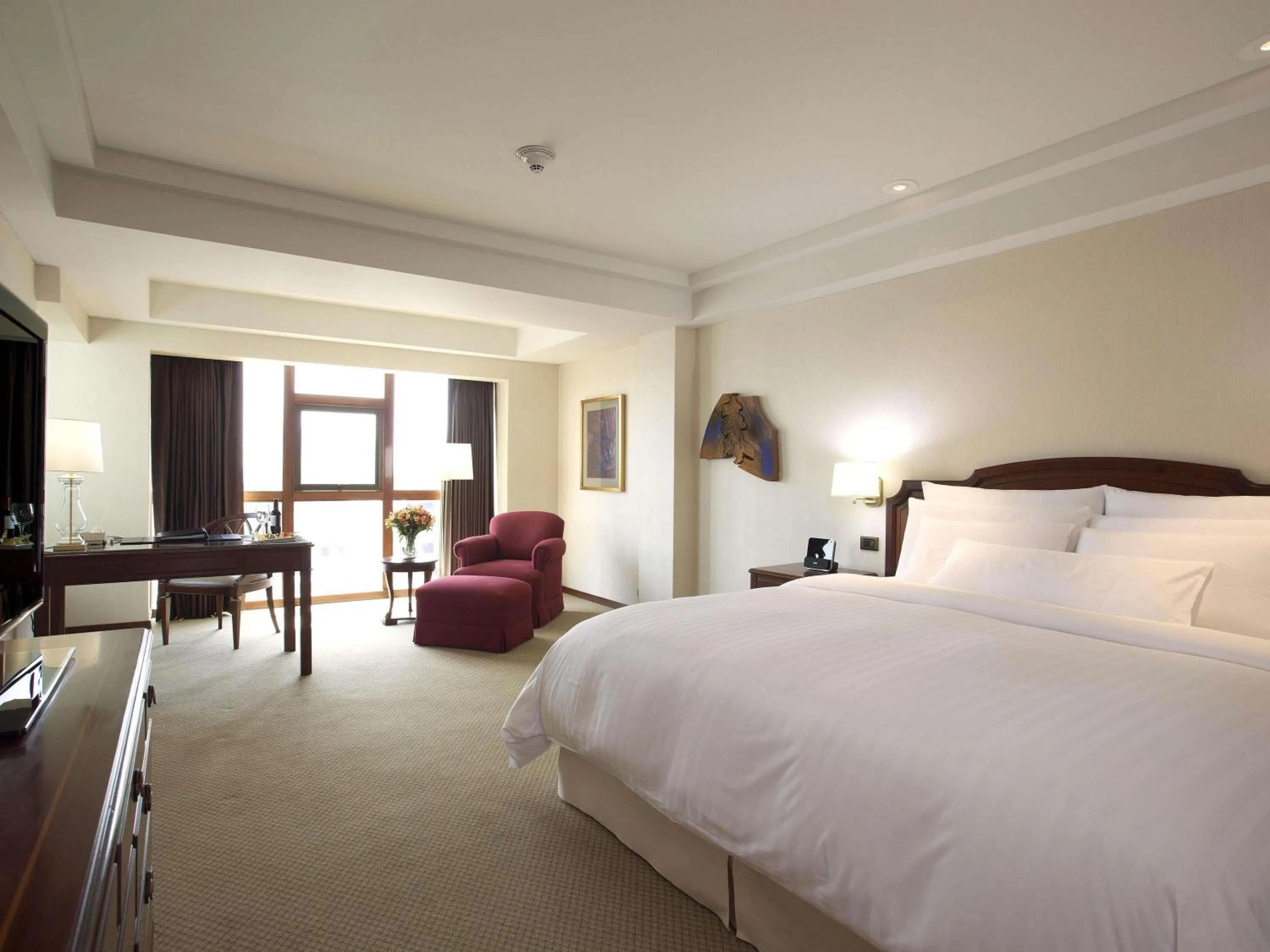 Bedroom, Bed in Swissotel Lima