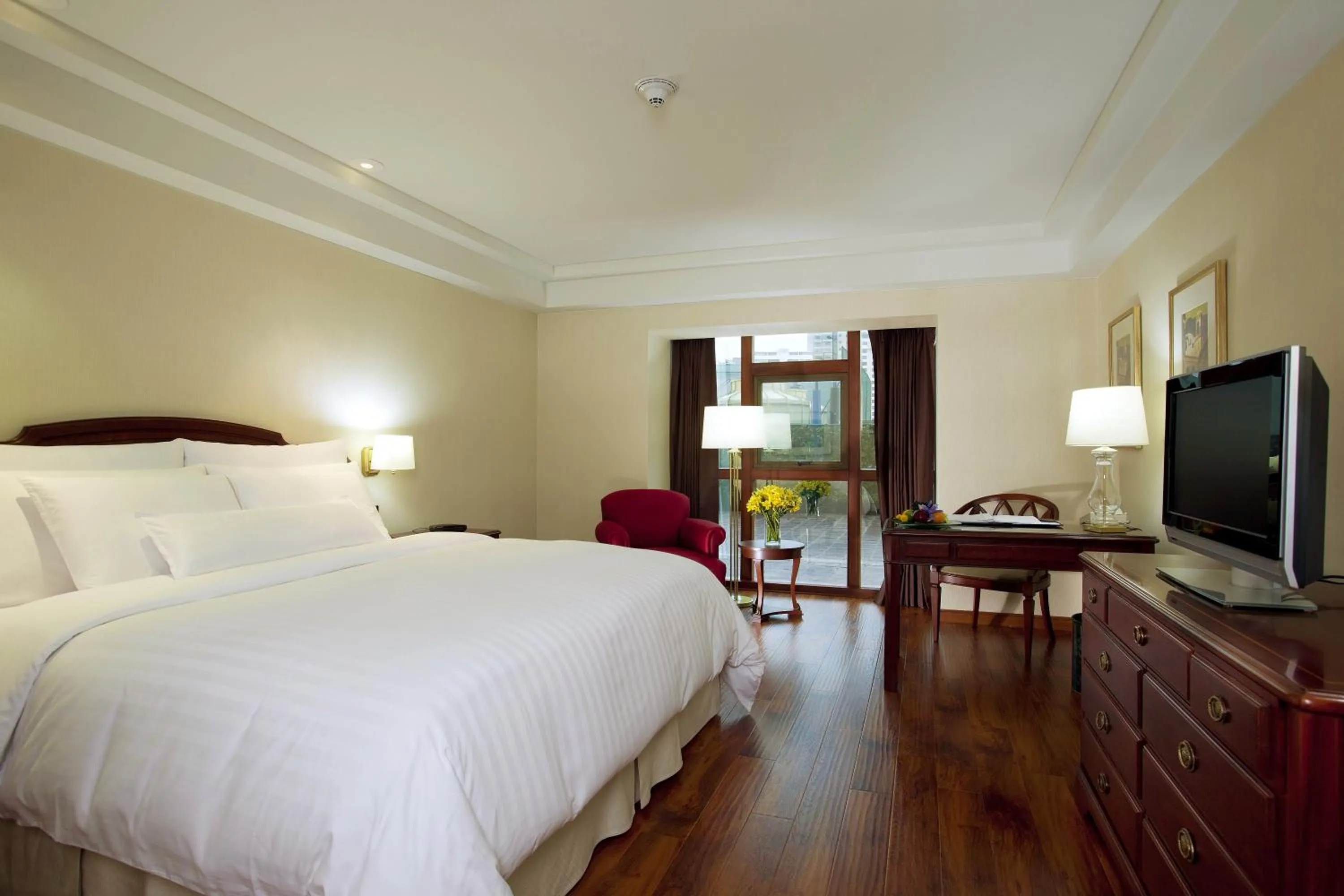 Bedroom, Bed in Swissotel Lima