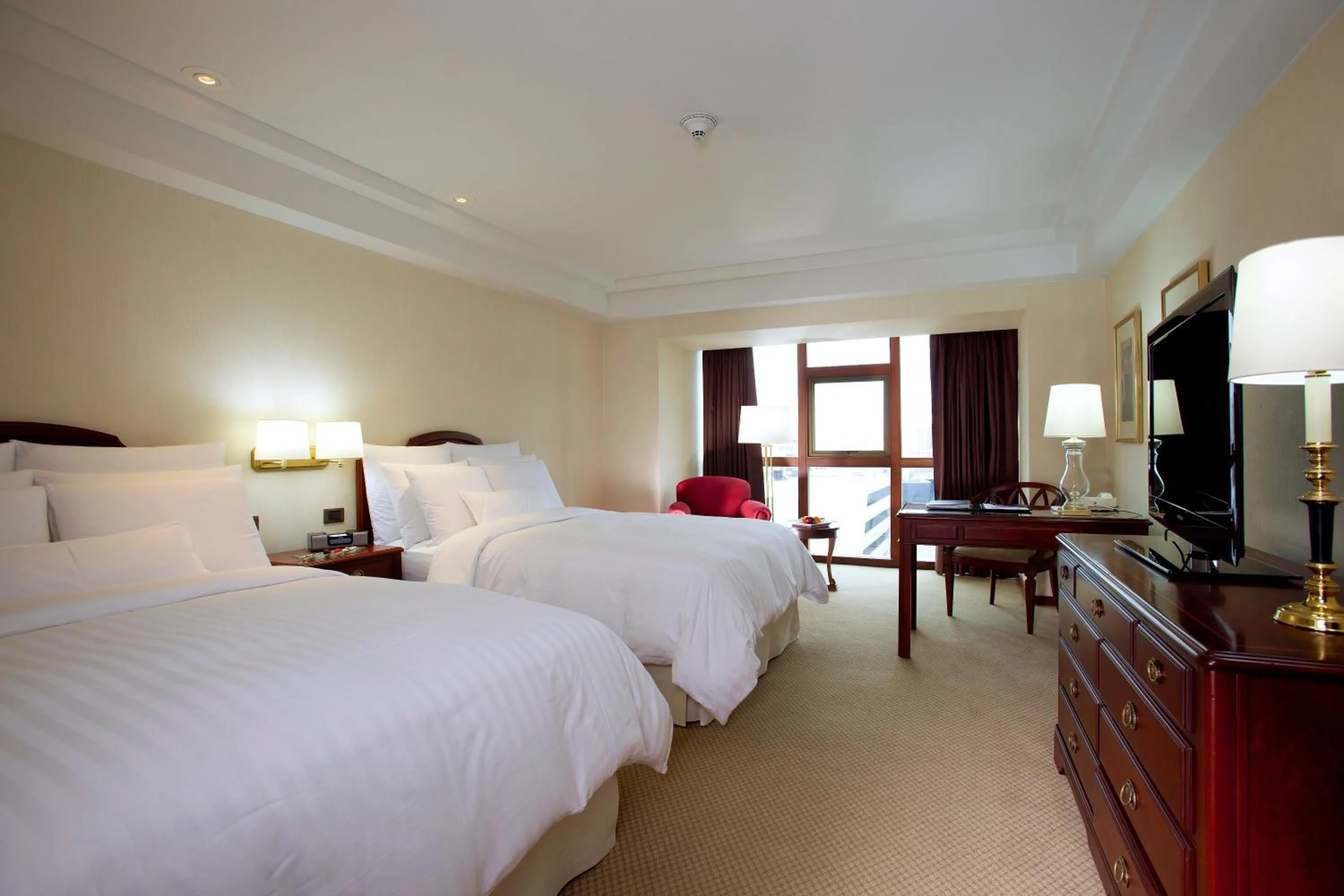 Bedroom, Bed in Swissotel Lima