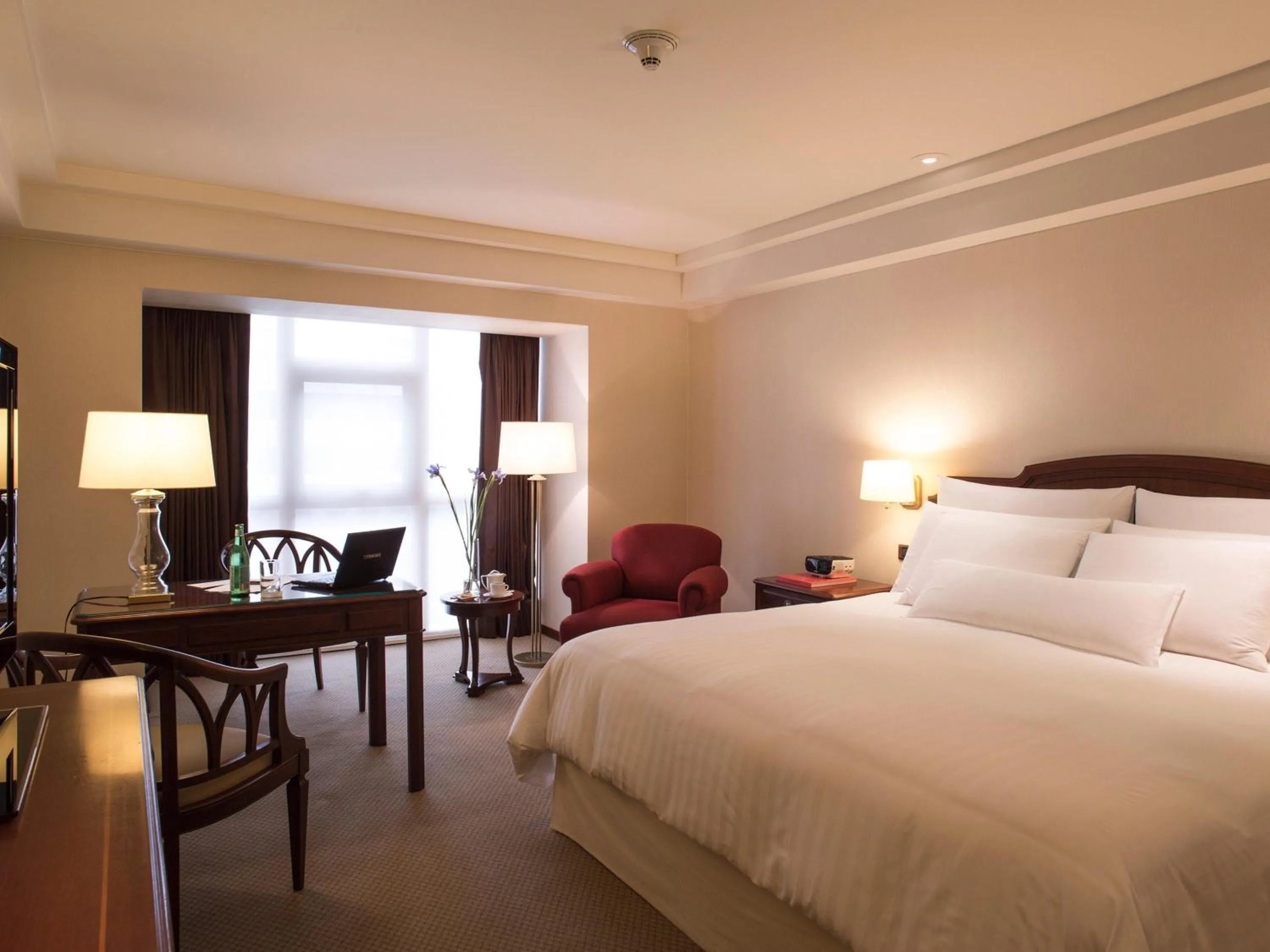 Bedroom, Bed in Swissotel Lima