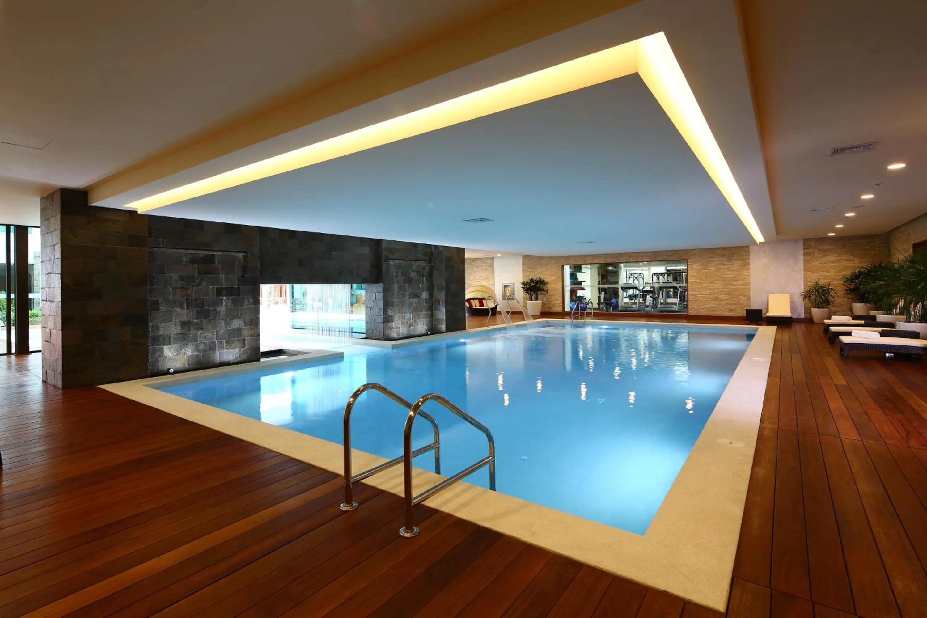 Swimming pool in Swissotel Lima