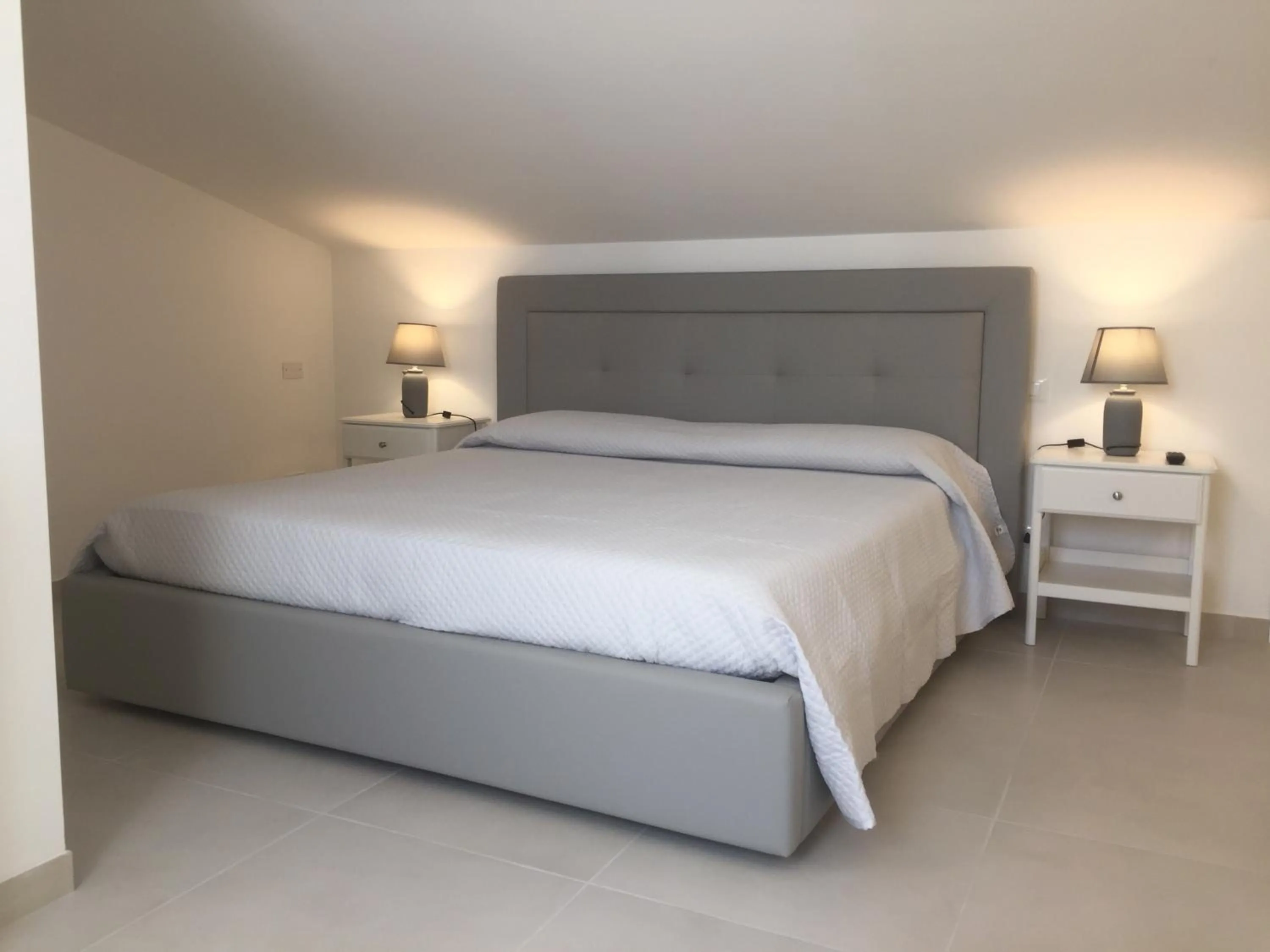 Photo of the whole room, Bed in Linda's B&B