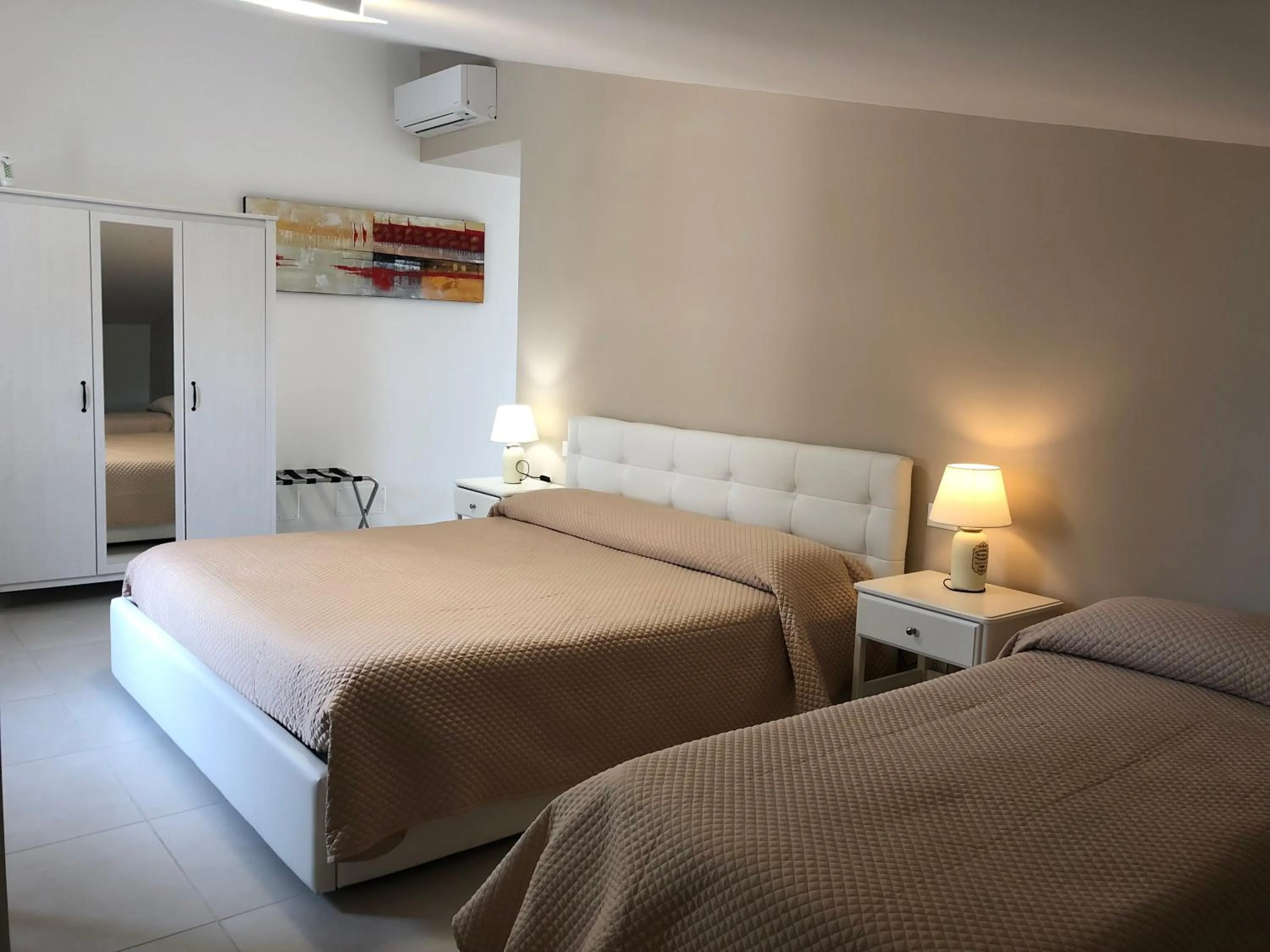 Photo of the whole room, Bed in Linda's B&B