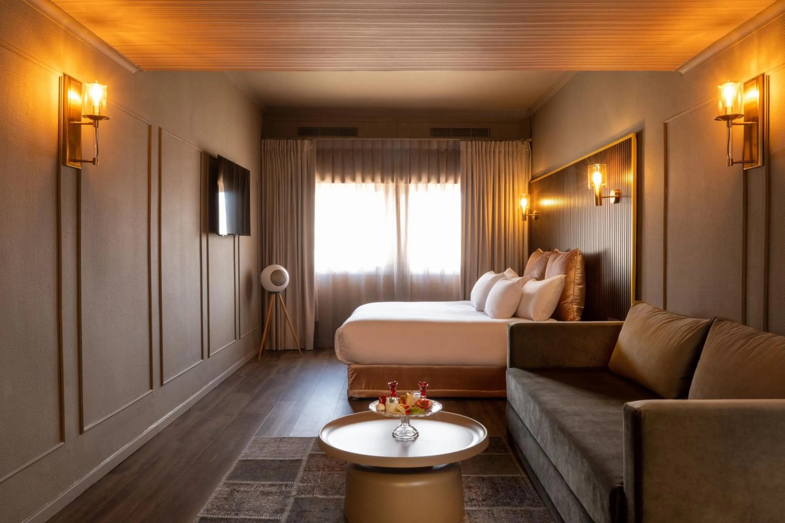 Photo of the whole room, Bed in Leonardo Gordon Beach