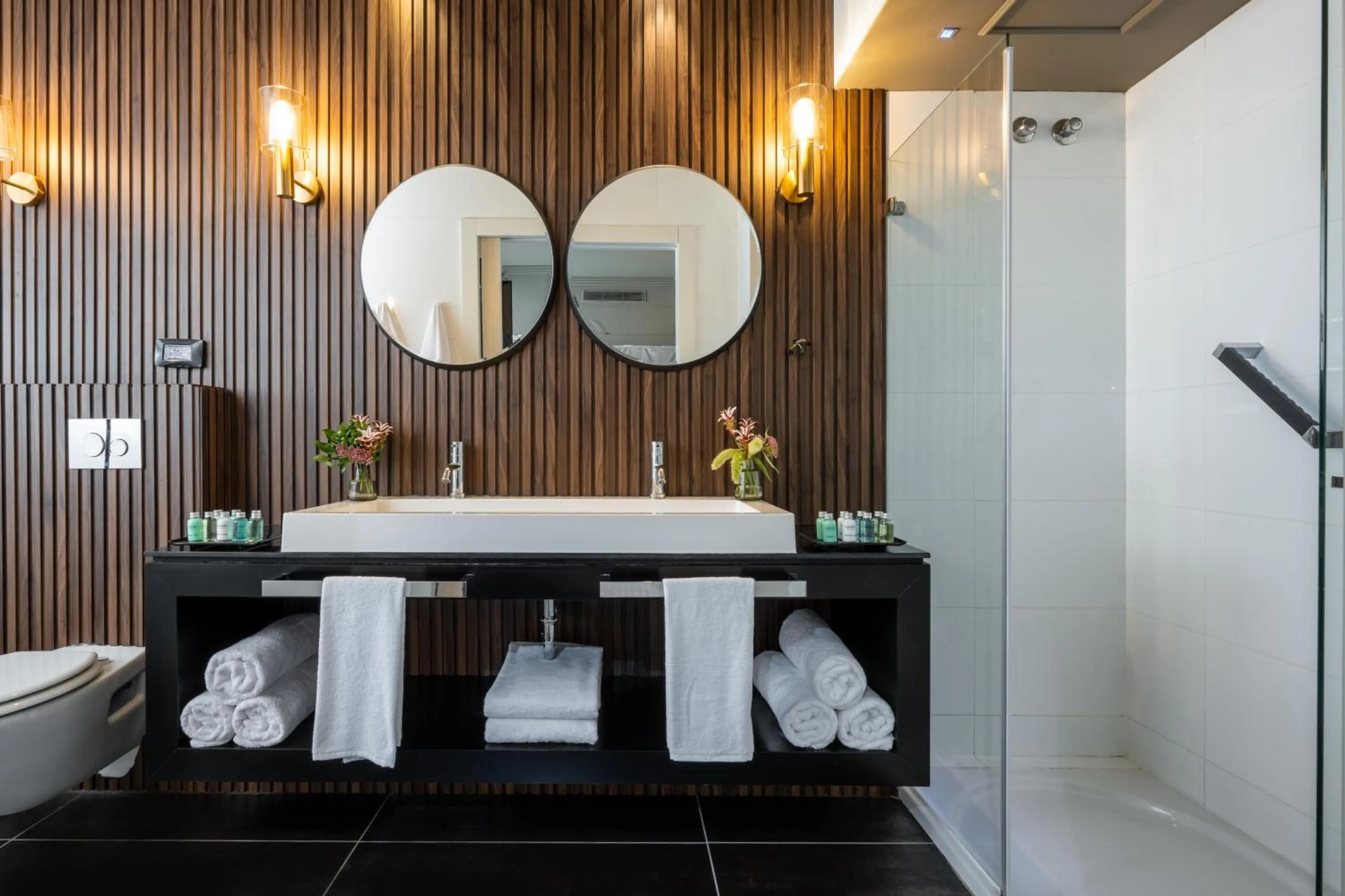 Bathroom in Leonardo Gordon Beach