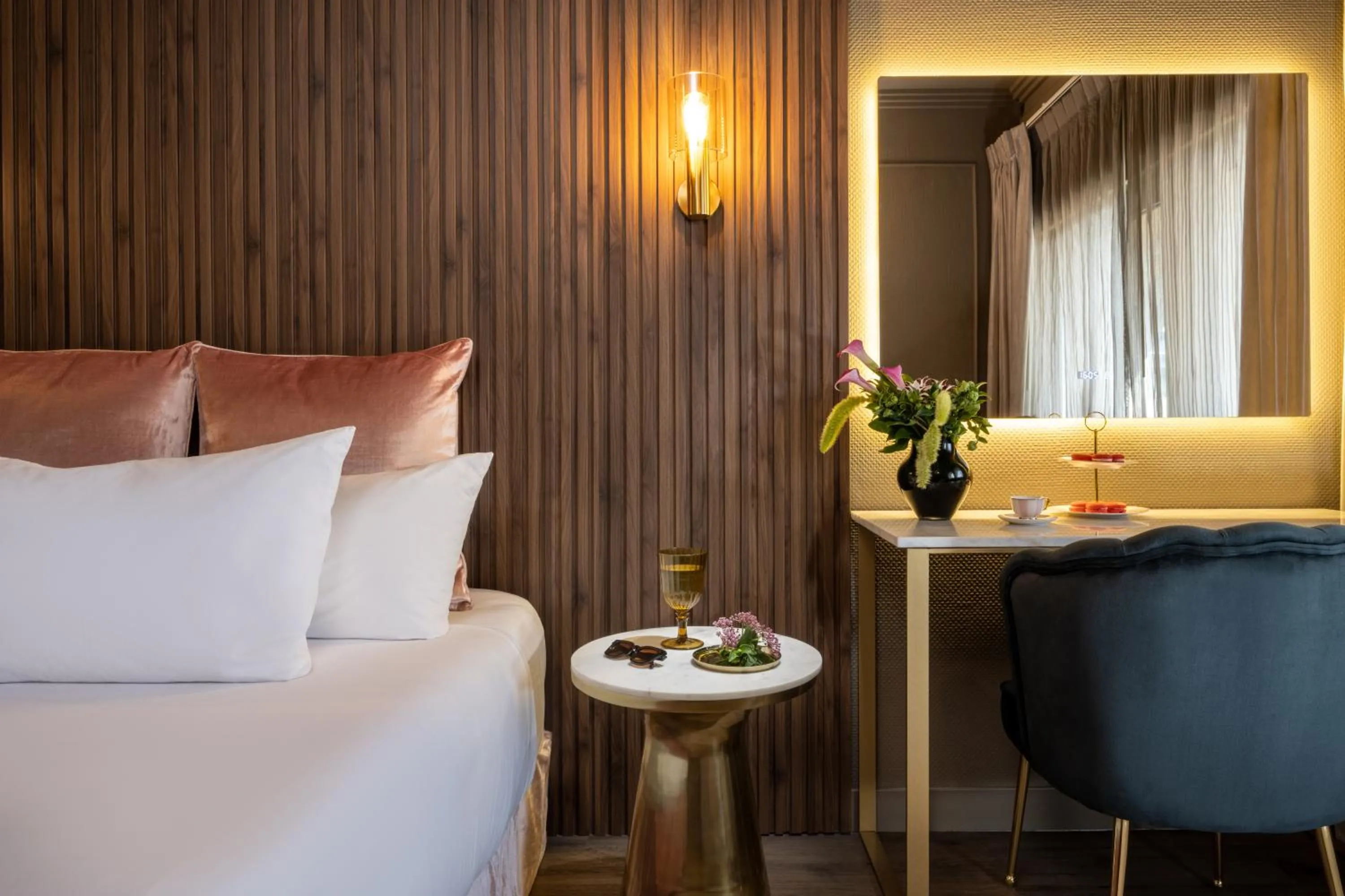 Bed in Leonardo Gordon Beach