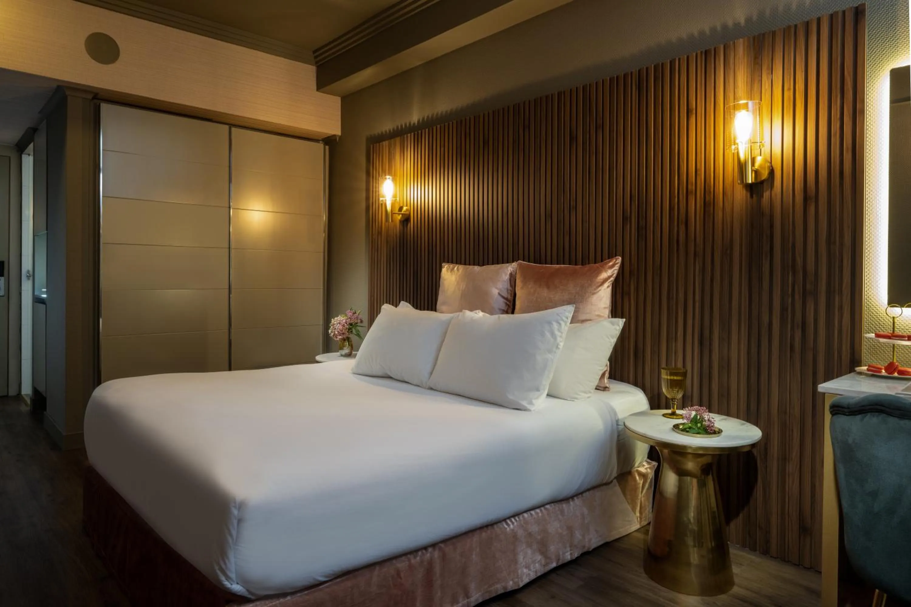 Bed in Leonardo Gordon Beach