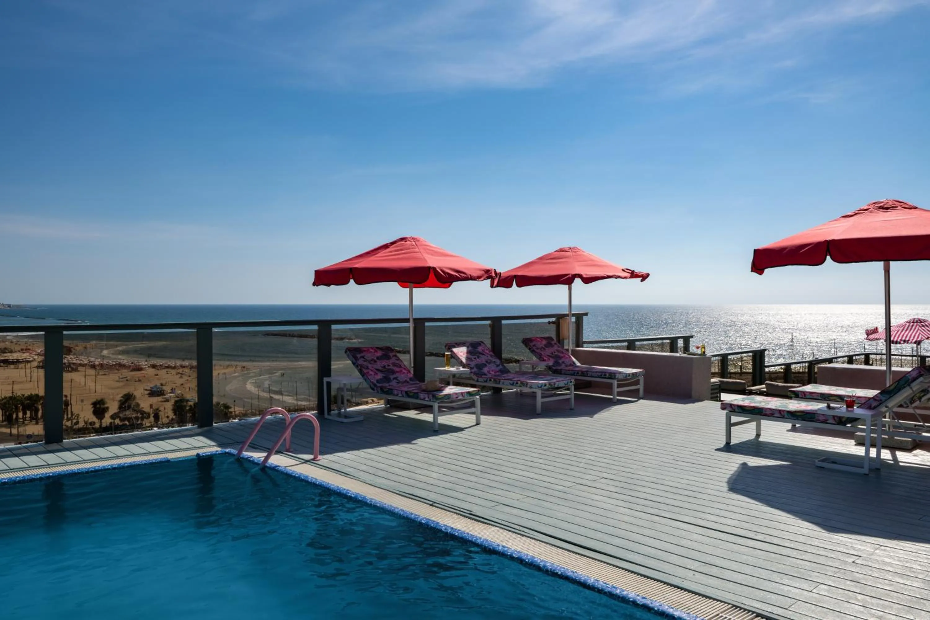 Swimming pool in Leonardo Gordon Beach