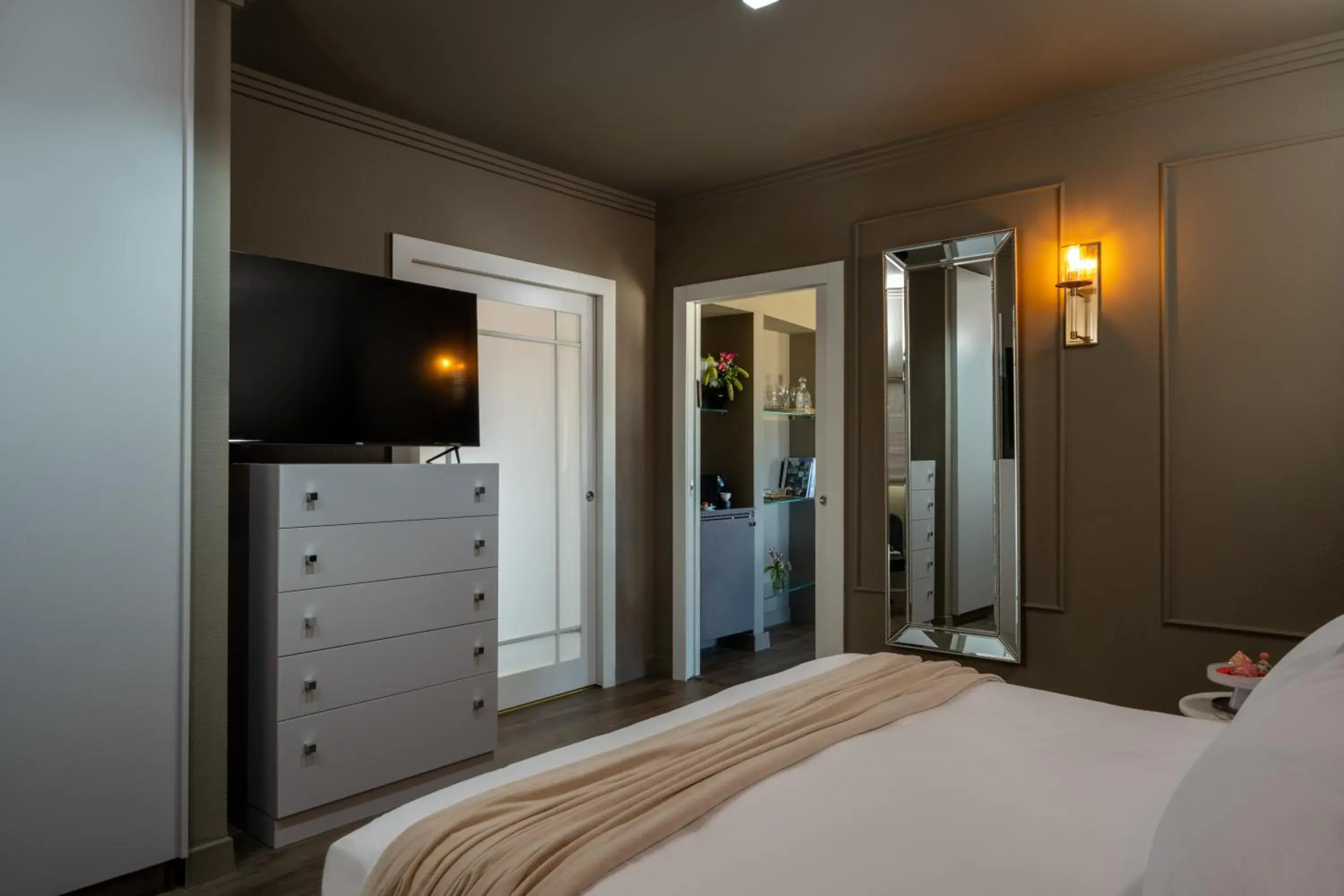 Deluxe Suite - single occupancy in Leonardo Gordon Beach Deluxe Suite - single occupancy in Leonardo Gordon Beach