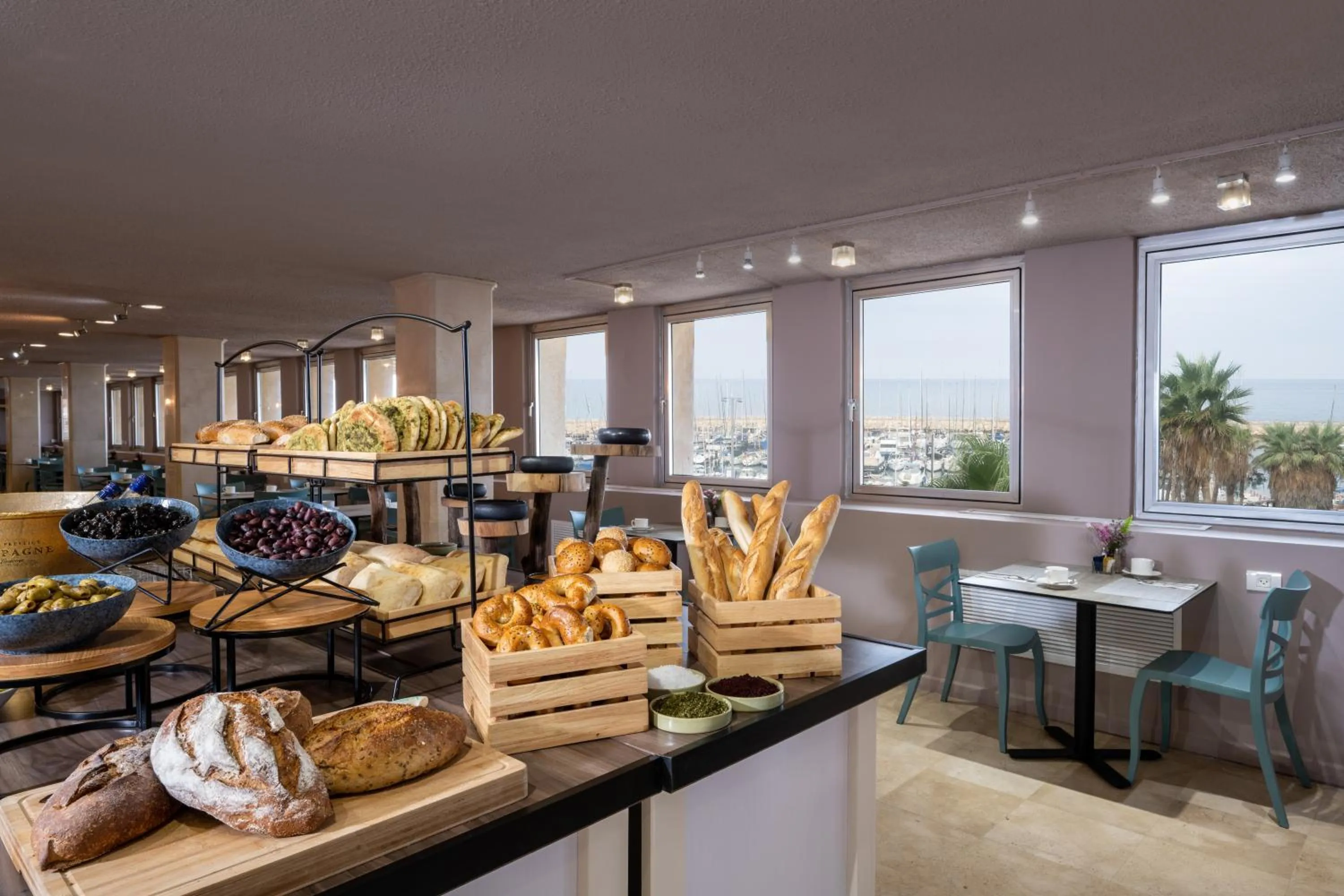 Breakfast in Leonardo Gordon Beach