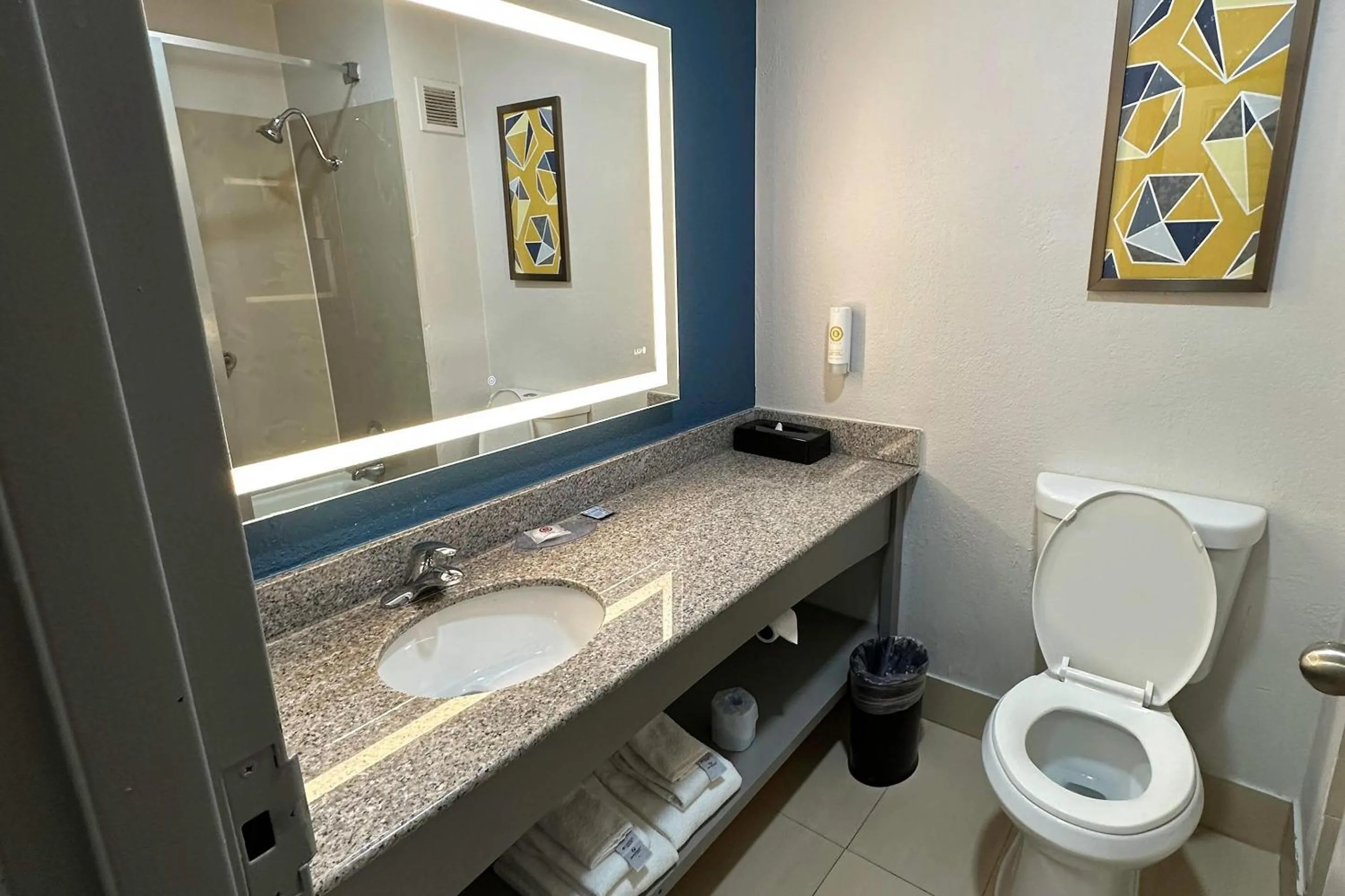 Bedroom in Comfort Inn Dallas Park Central