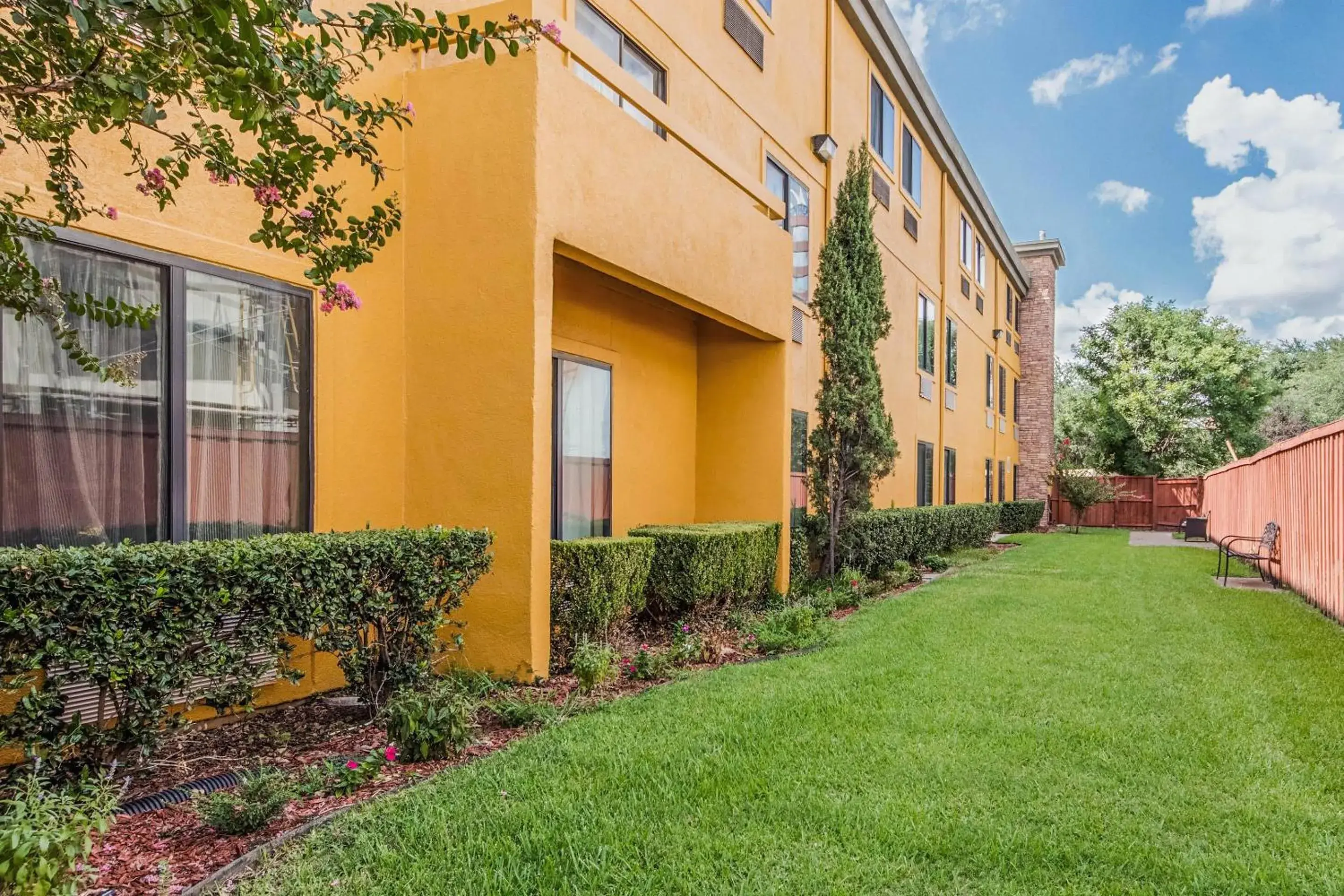 Property building in Comfort Inn Dallas Park Central Property building in Comfort Inn Dallas Park Central