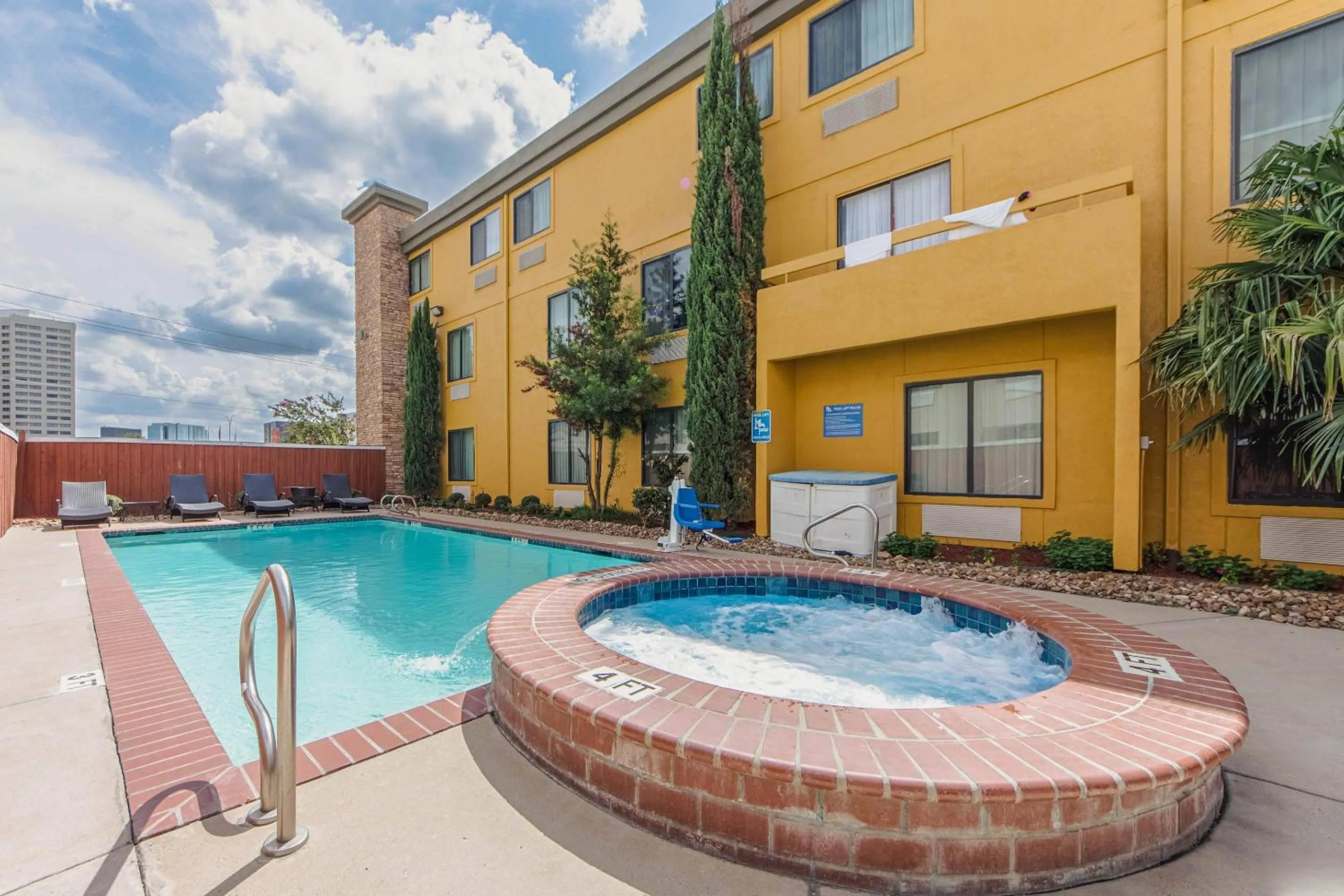 Swimming pool in Comfort Inn Dallas Park Central