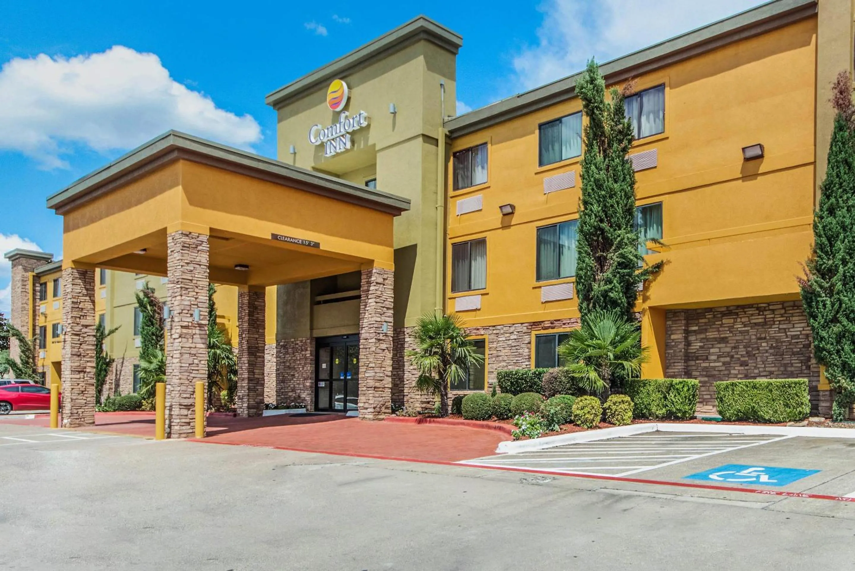 Property building in Comfort Inn Dallas Park Central