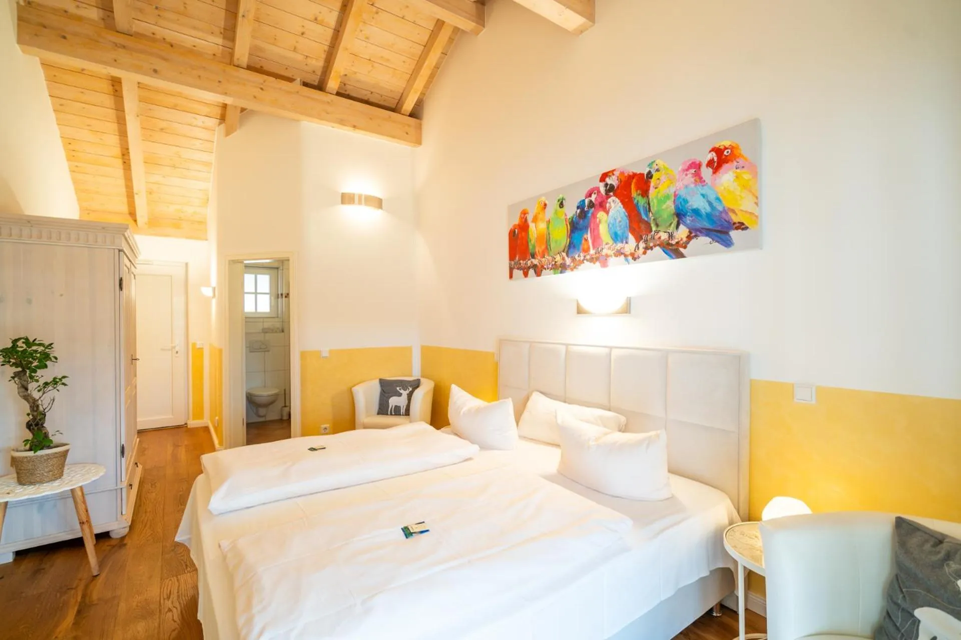 Property building, Bed in Landhaus Hotel Wolfratshausen