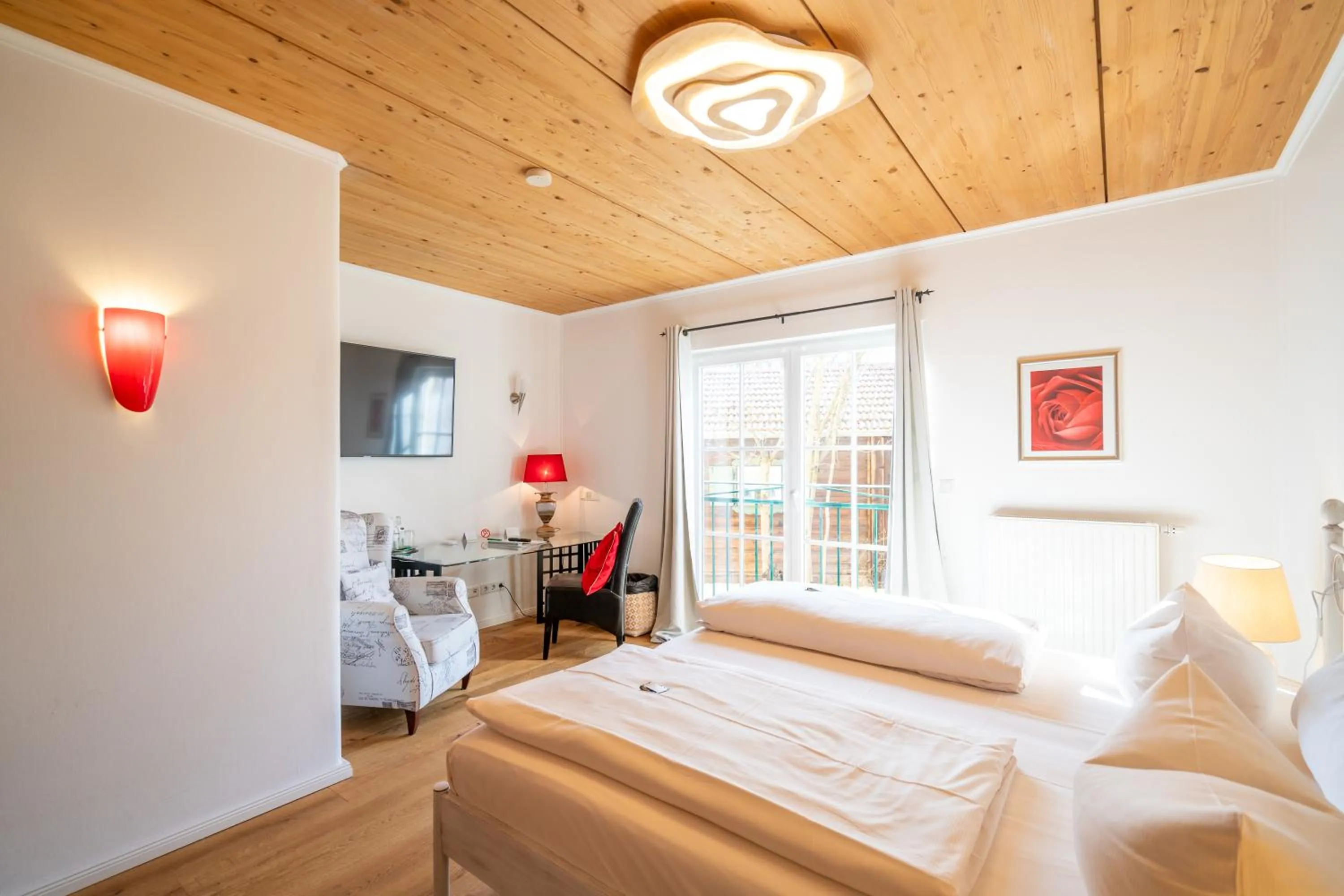 Photo of the whole room, Bed in Landhaus Hotel Wolfratshausen