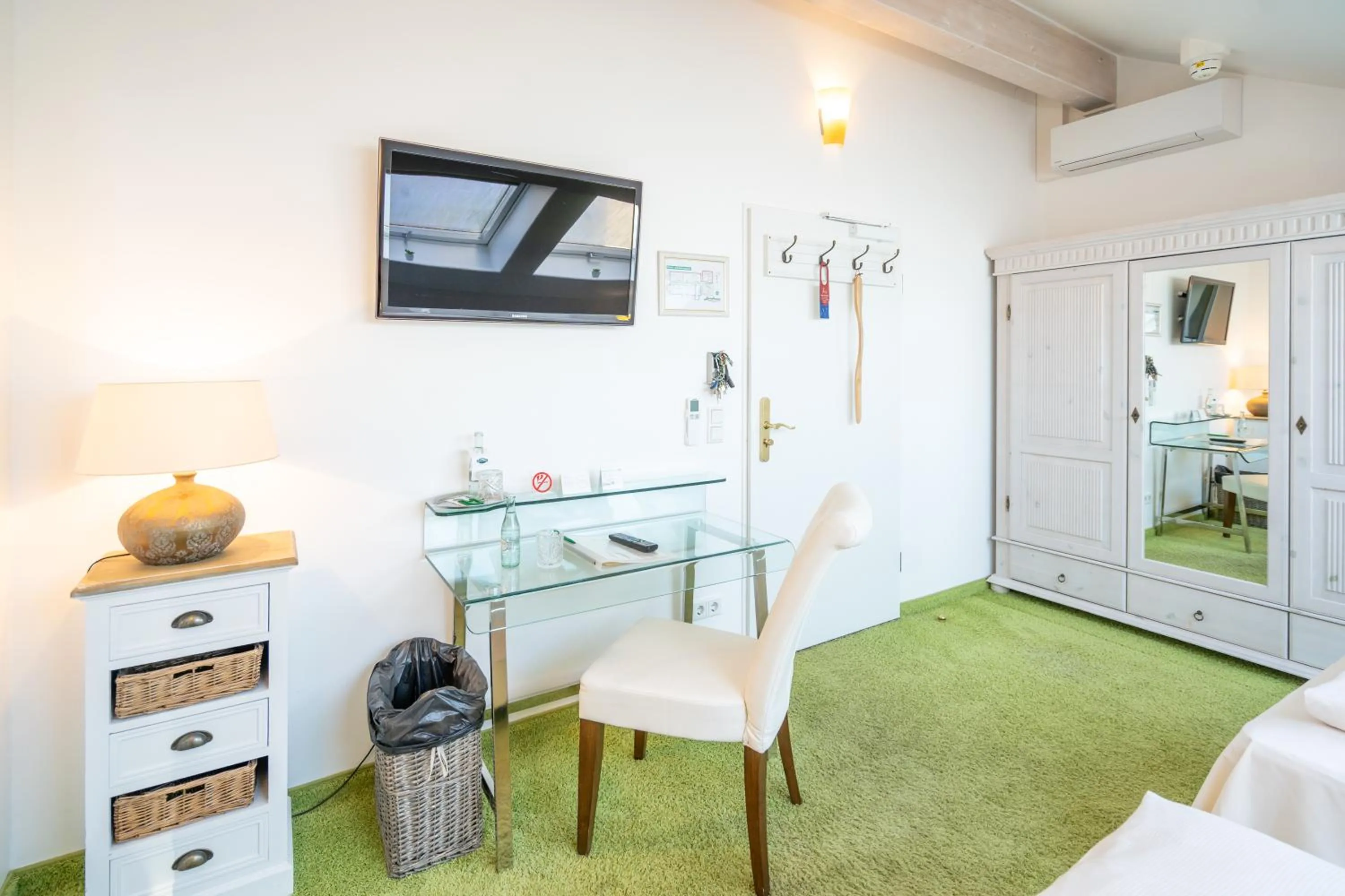 Photo of the whole room, Bed in Landhaus Hotel Wolfratshausen