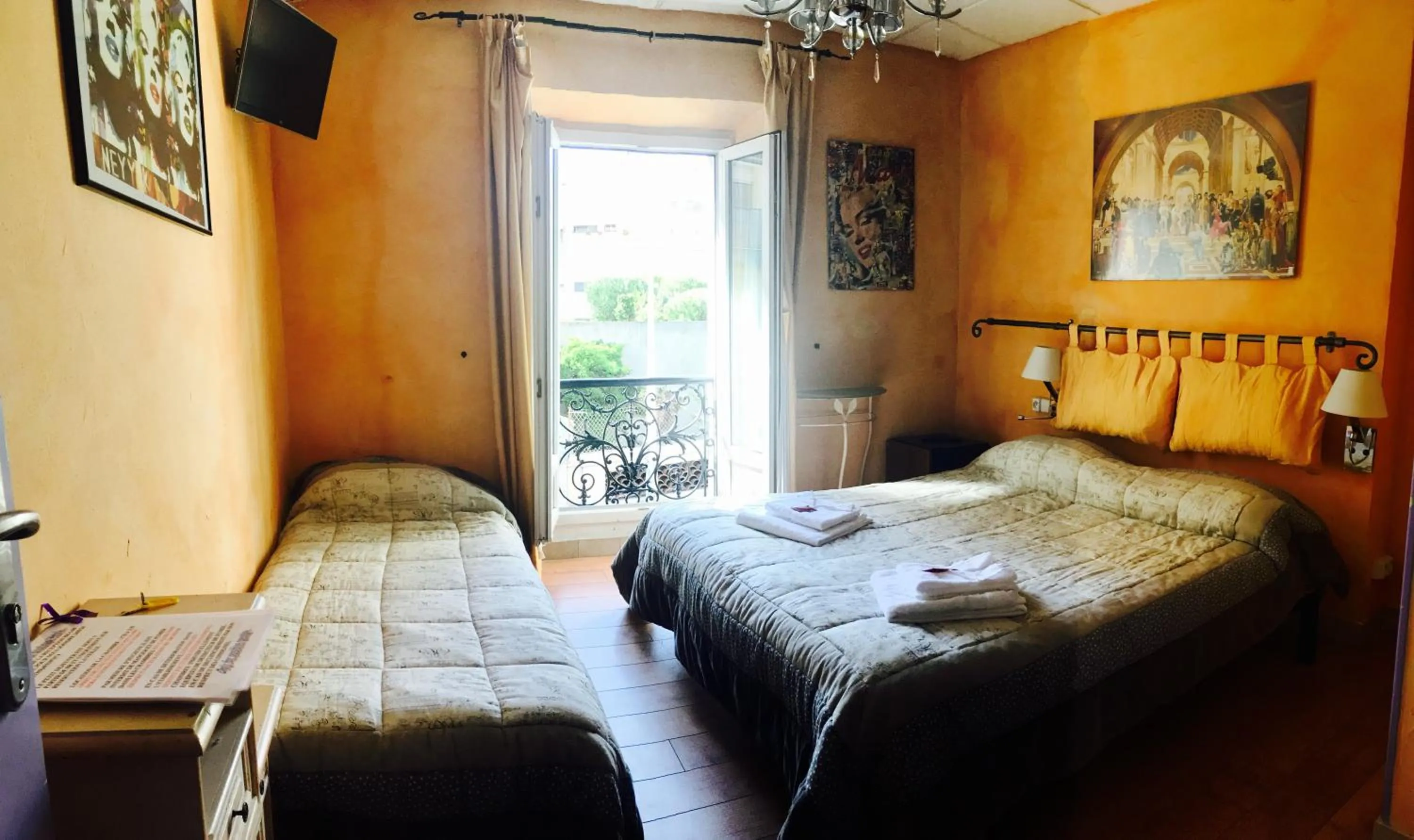 Photo of the whole room, Bed in Boutique Hotel Couleurs Suds