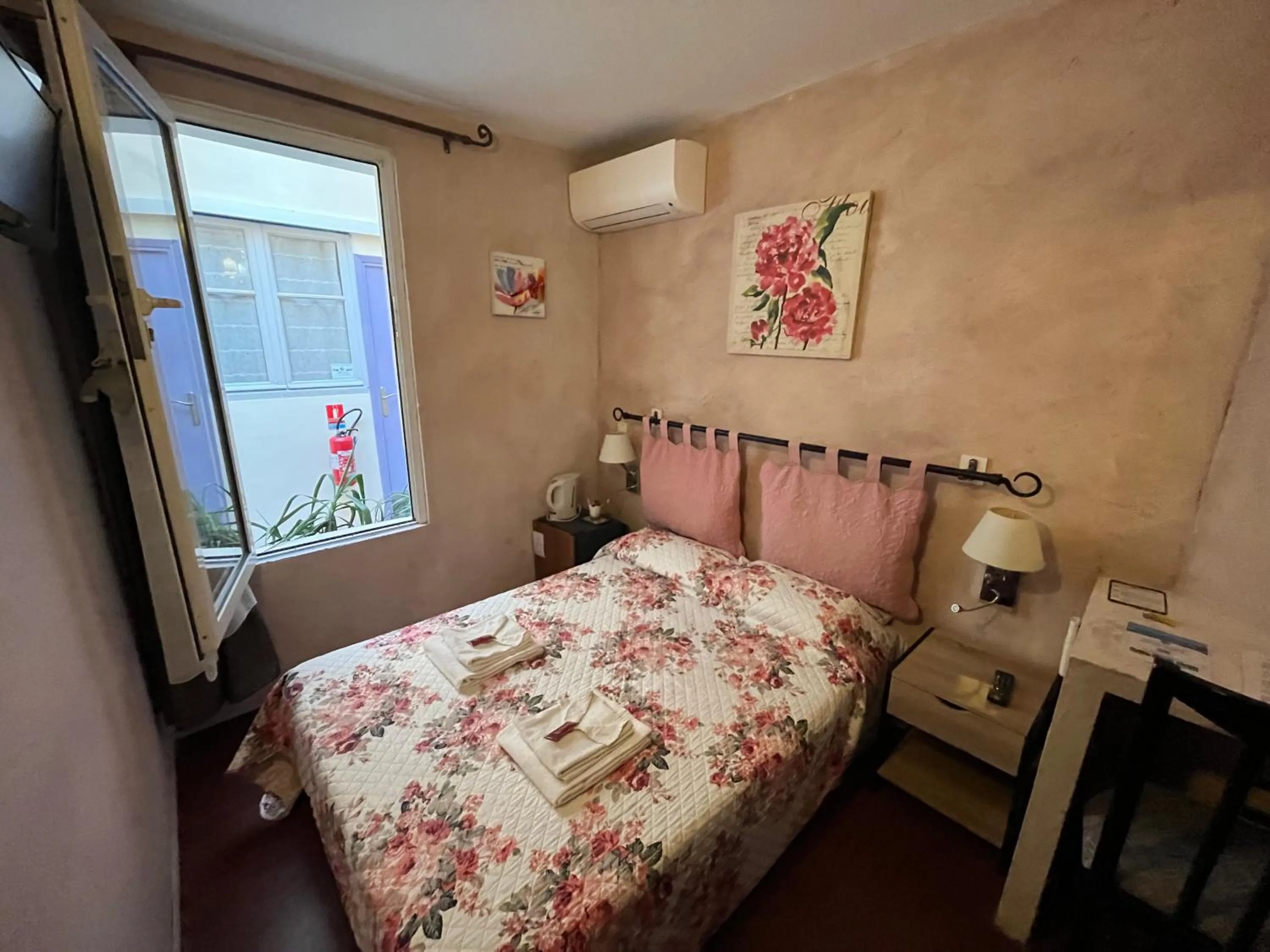 Photo of the whole room, Bed in Boutique Hotel Couleurs Suds