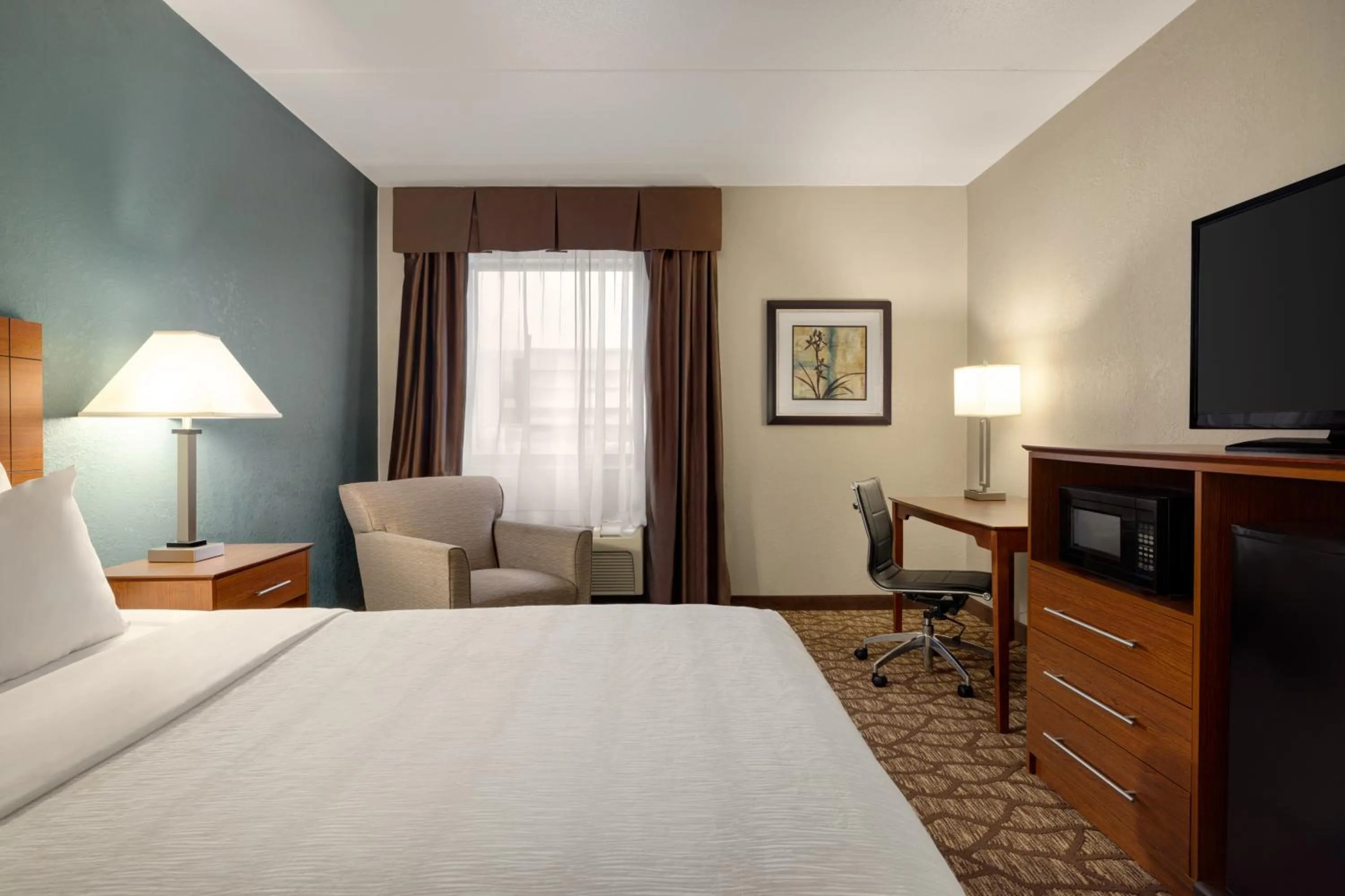 Bedroom, Bed in AmericInn by Wyndham Grand Rapids Airport North