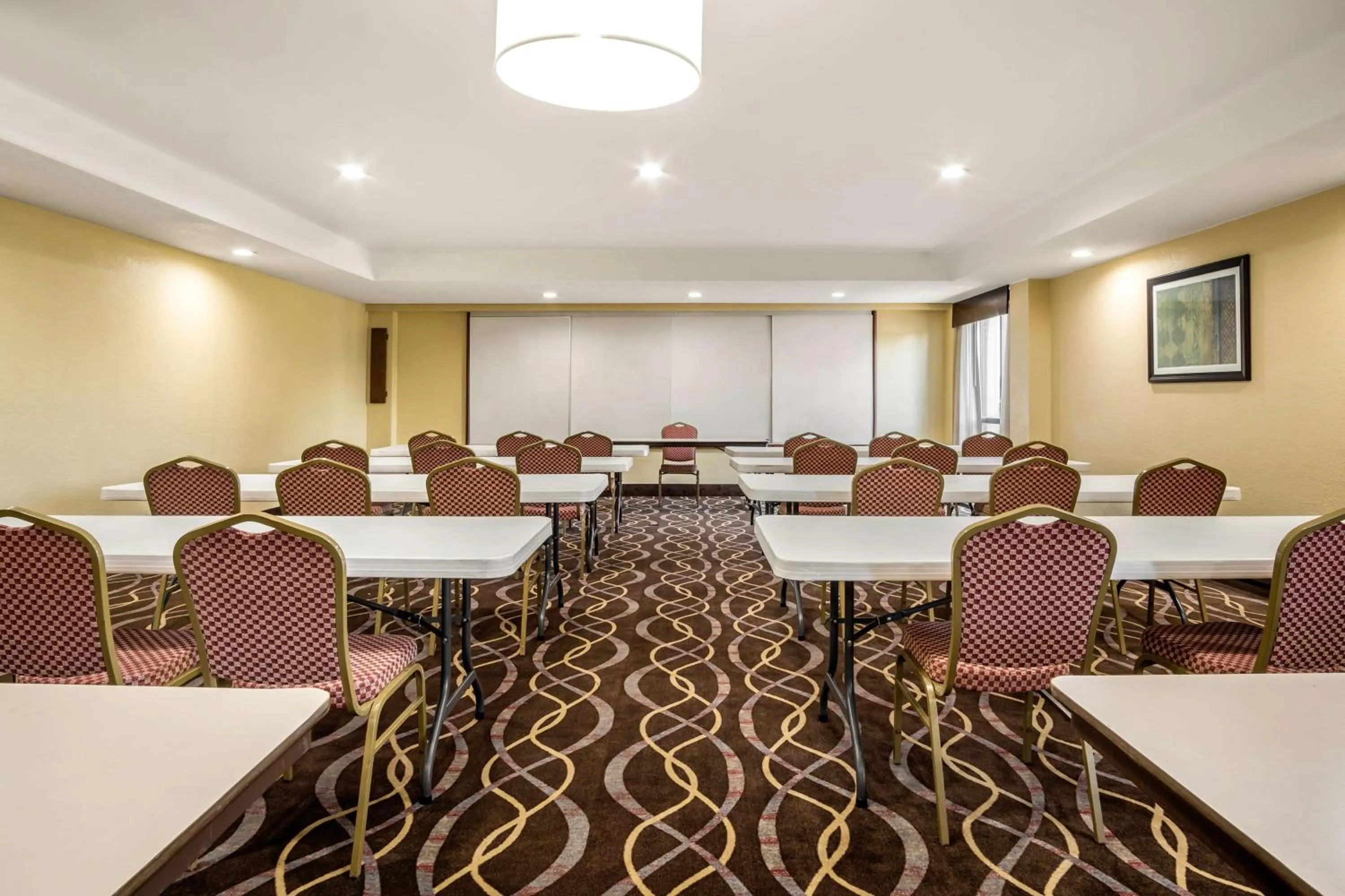 Meeting/conference room in AmericInn by Wyndham Grand Rapids Airport North