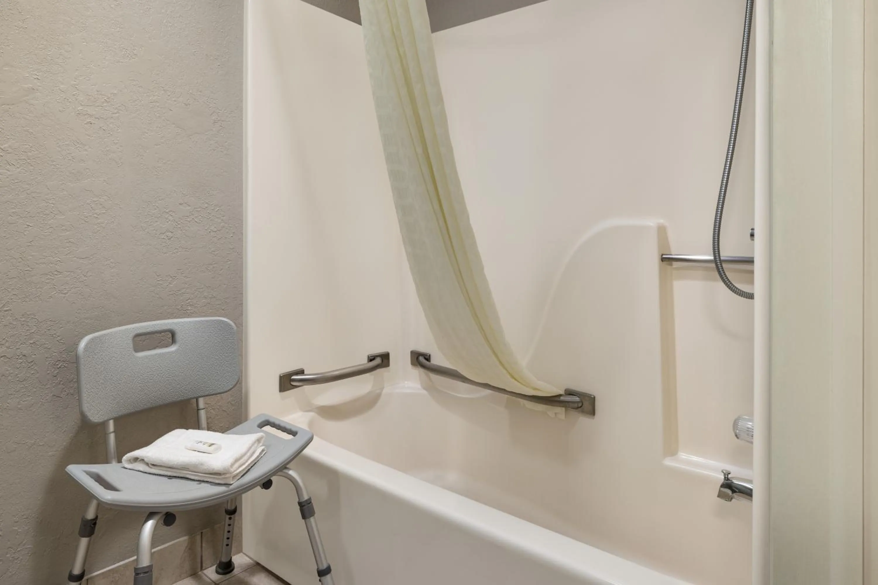 Bath in AmericInn by Wyndham Grand Rapids Airport North