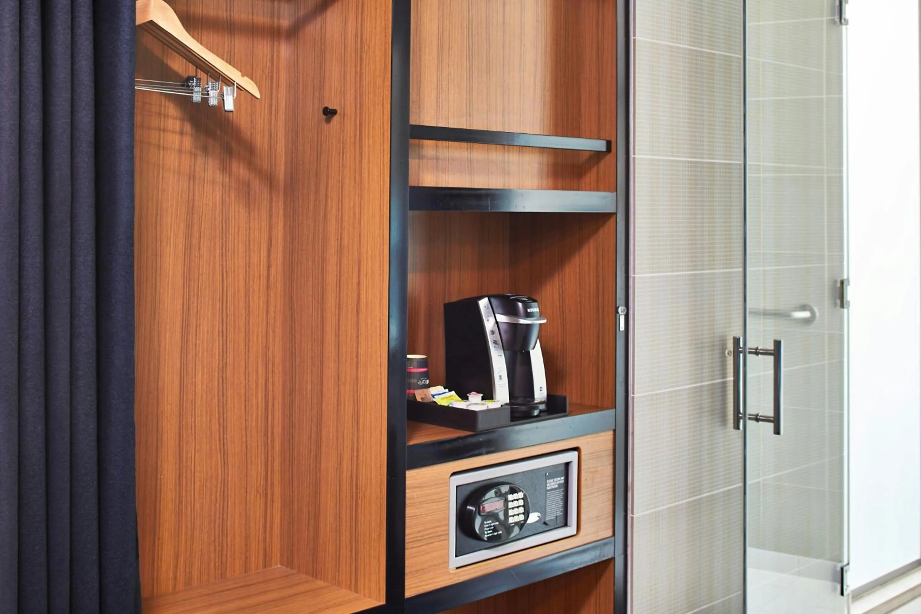 Photo of the whole room in Aloft Dulles Airport North