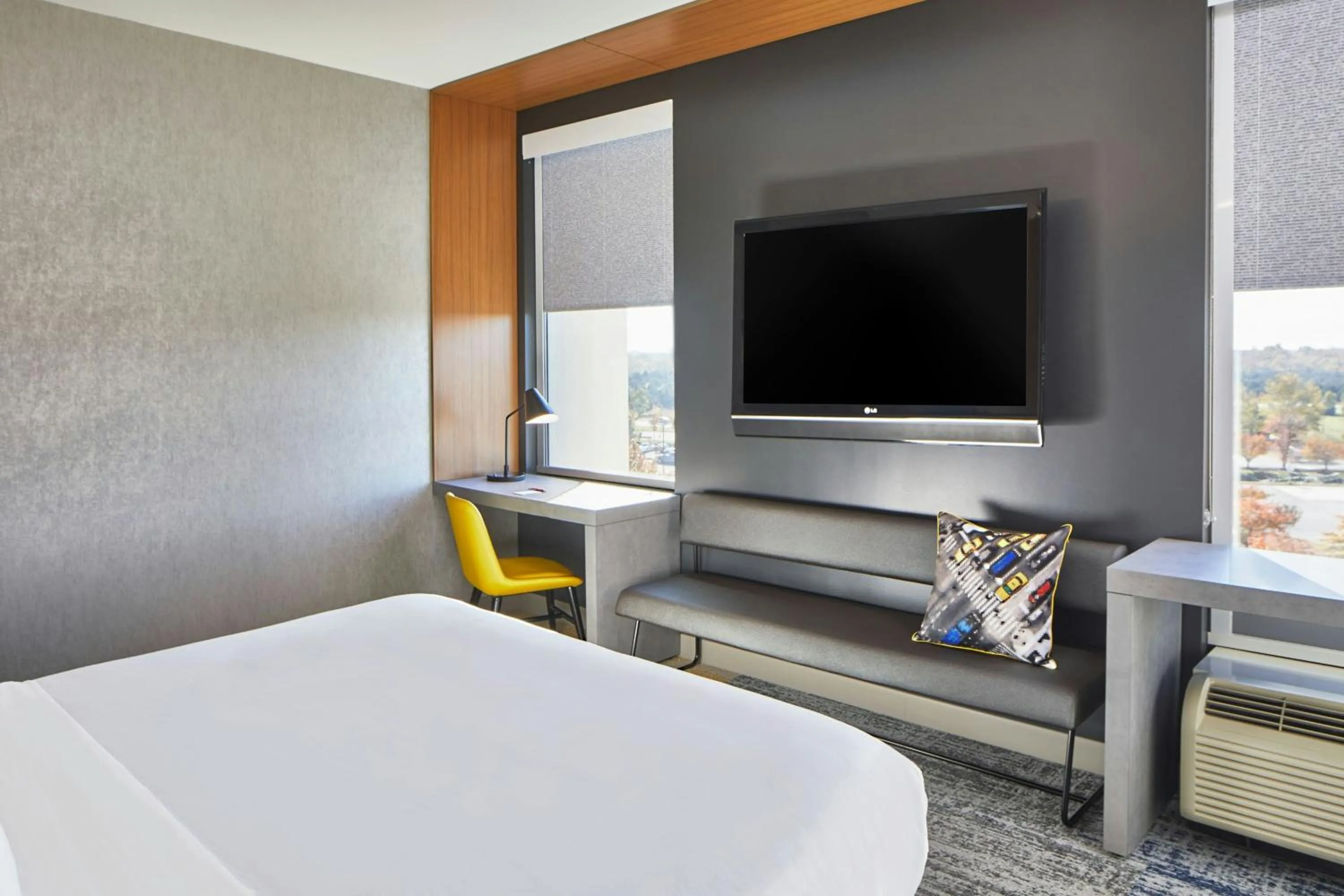 Photo of the whole room, Bed in Aloft Dulles Airport North