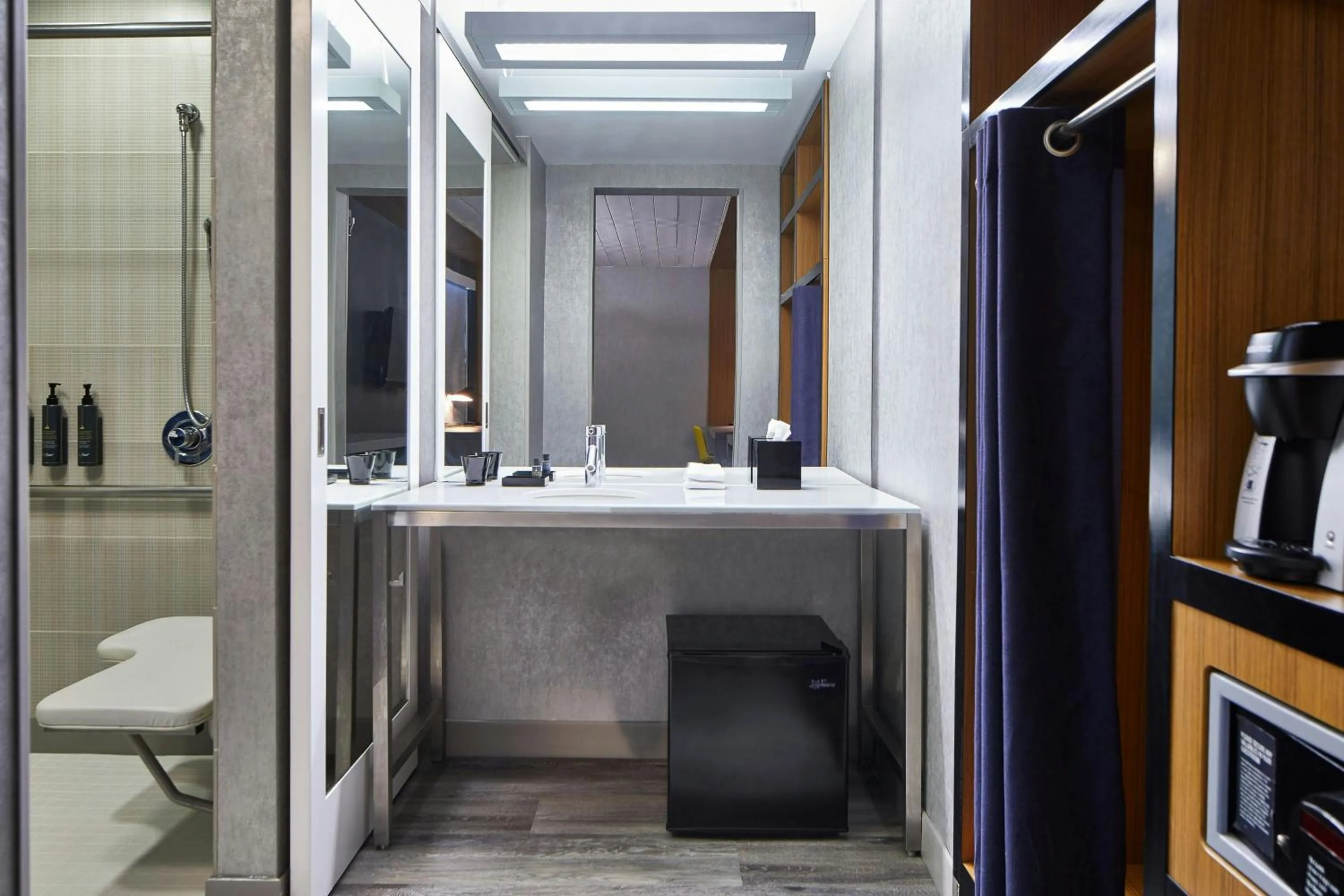 Photo of the whole room in Aloft Dulles Airport North