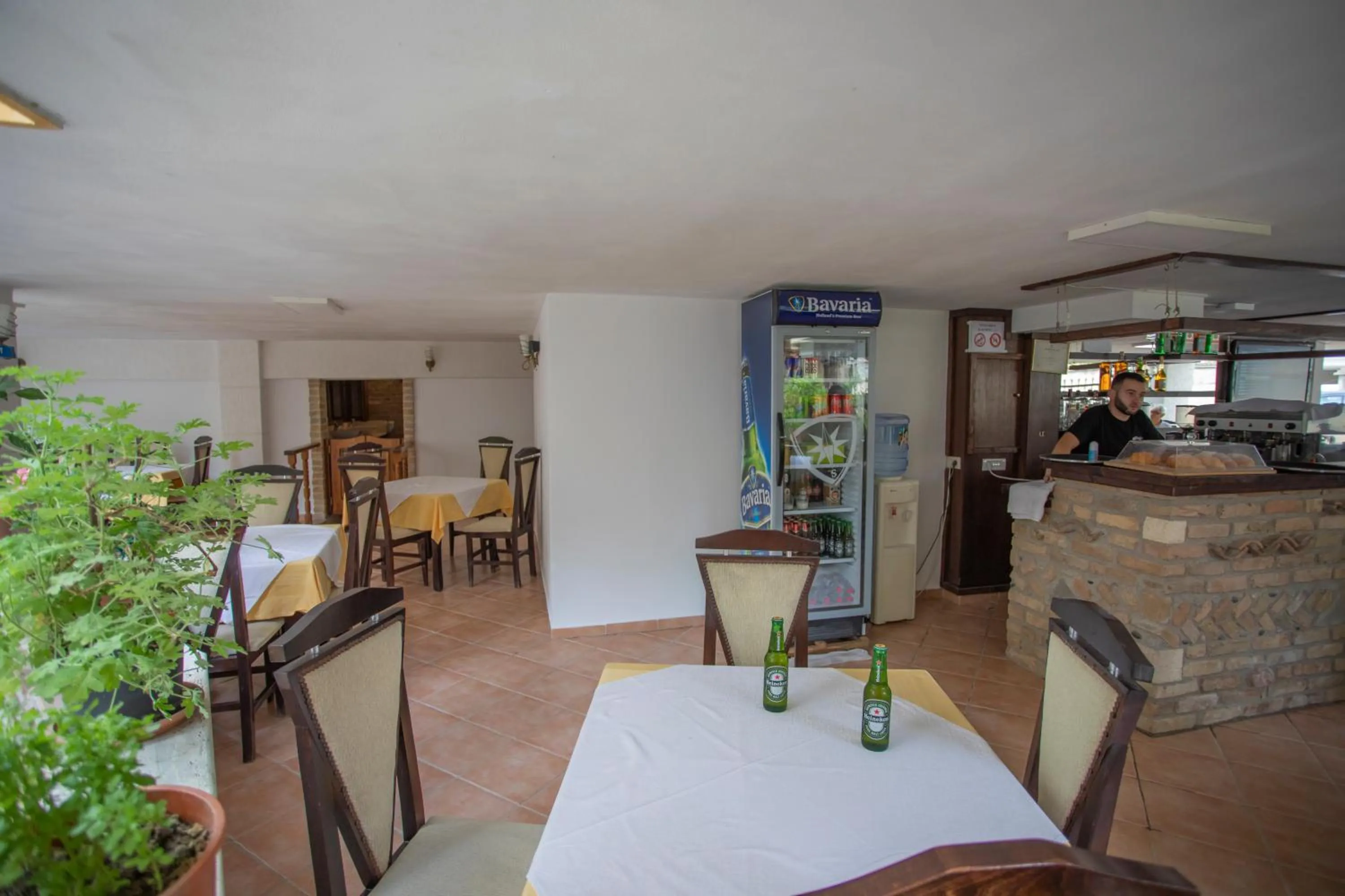 Restaurant/places to eat in Hotel Sunrise