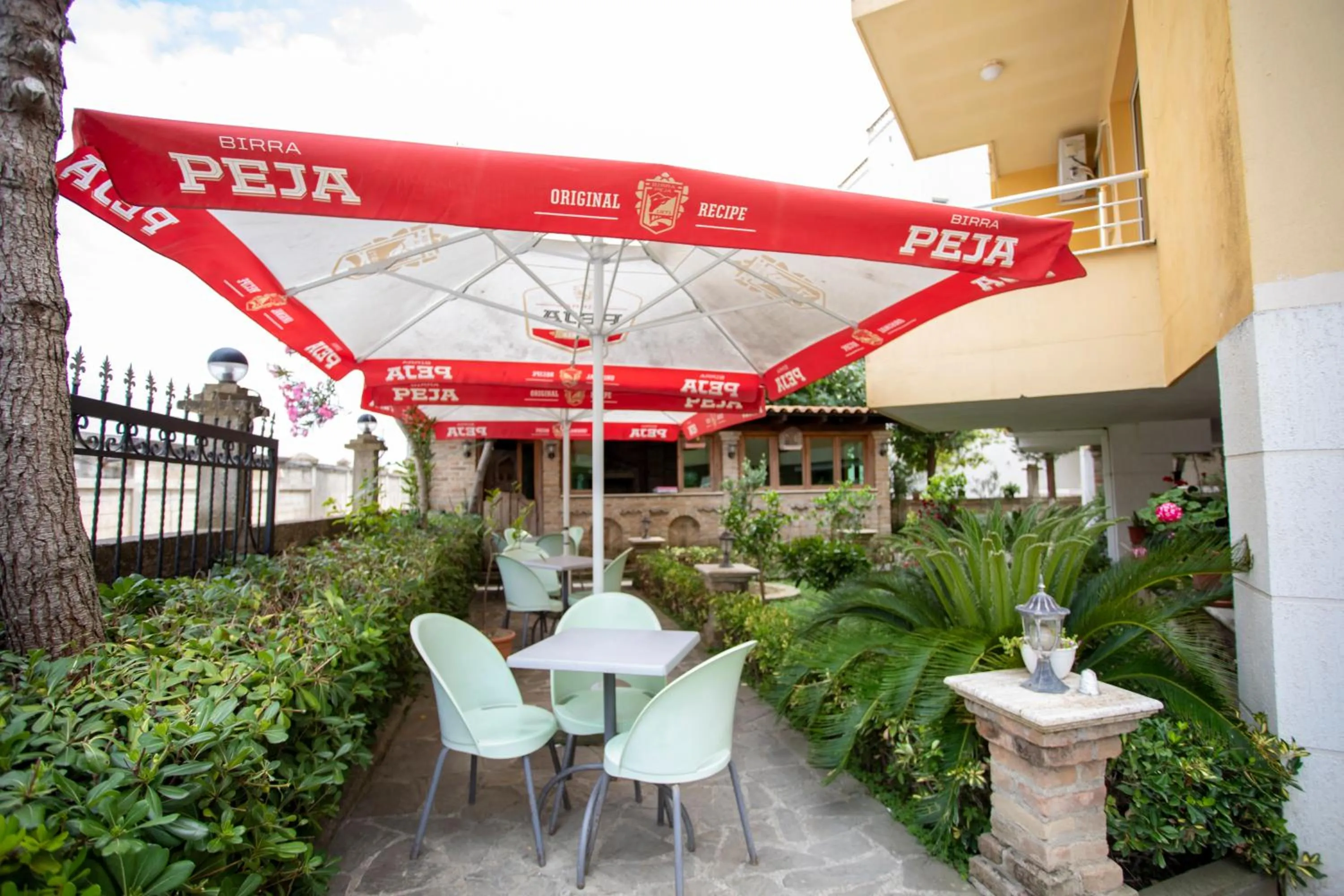 Restaurant/places to eat in Hotel Sunrise