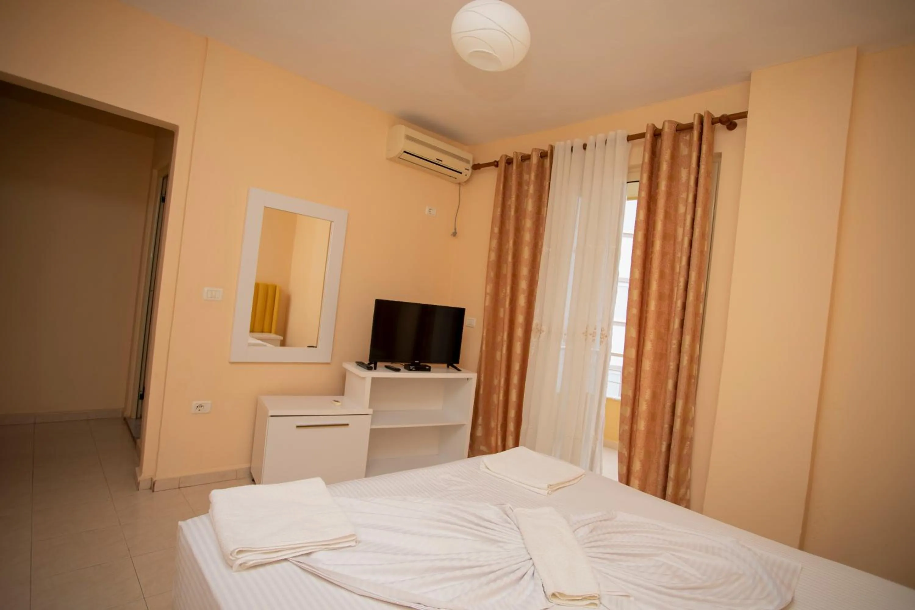 Bedroom, Bed in Hotel Sunrise