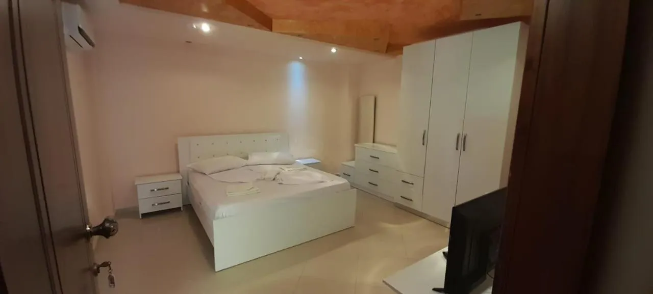 Bedroom, Bed in Hotel Sunrise