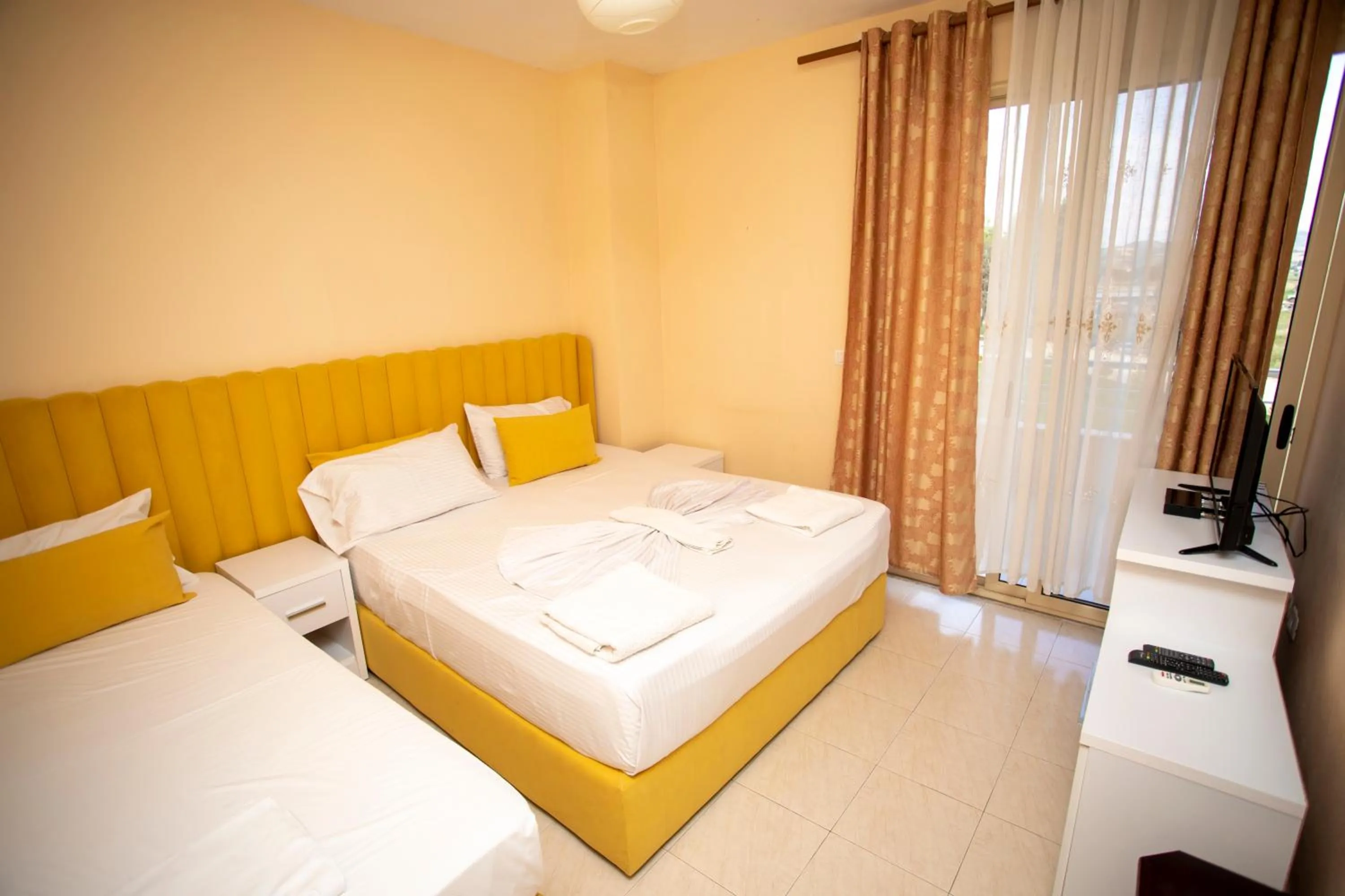 Bedroom, Bed in Hotel Sunrise