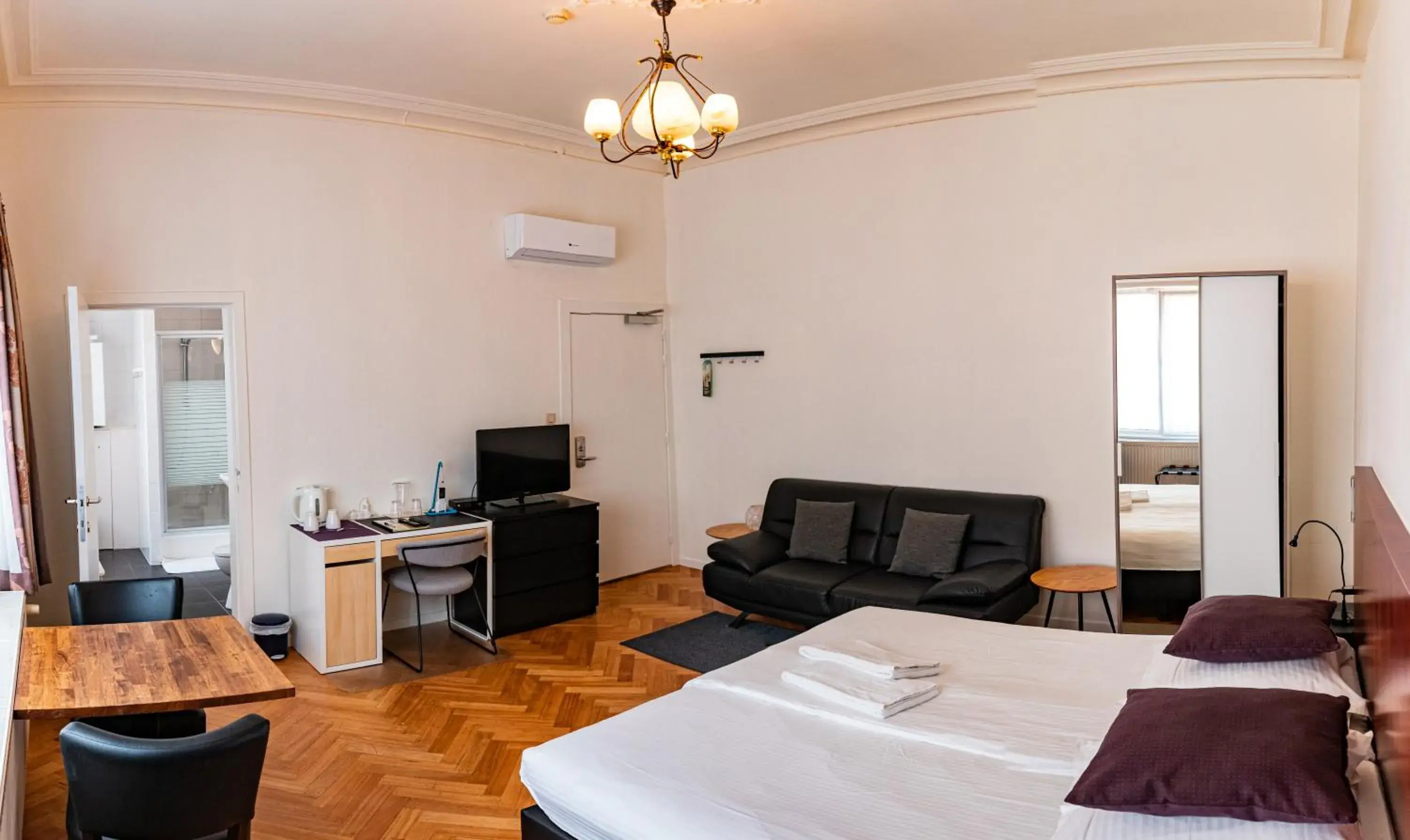 Double Room with Sitting Area in Hotel Cathedral Gent Centrum Double Room with Sitting Area in Hotel Cathedral Gent Centrum