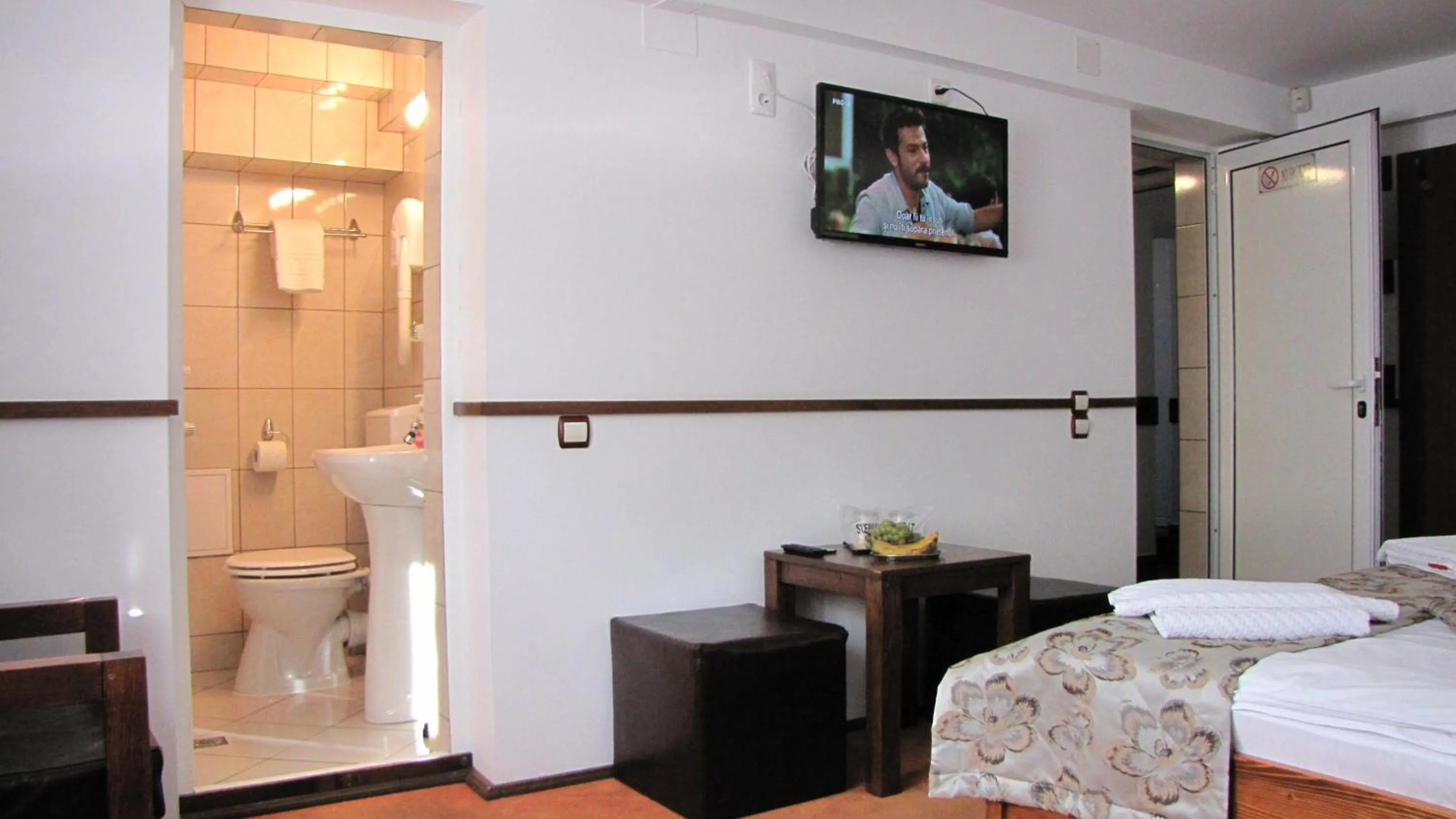 Bathroom, Bed in Villa Elitte Predeal