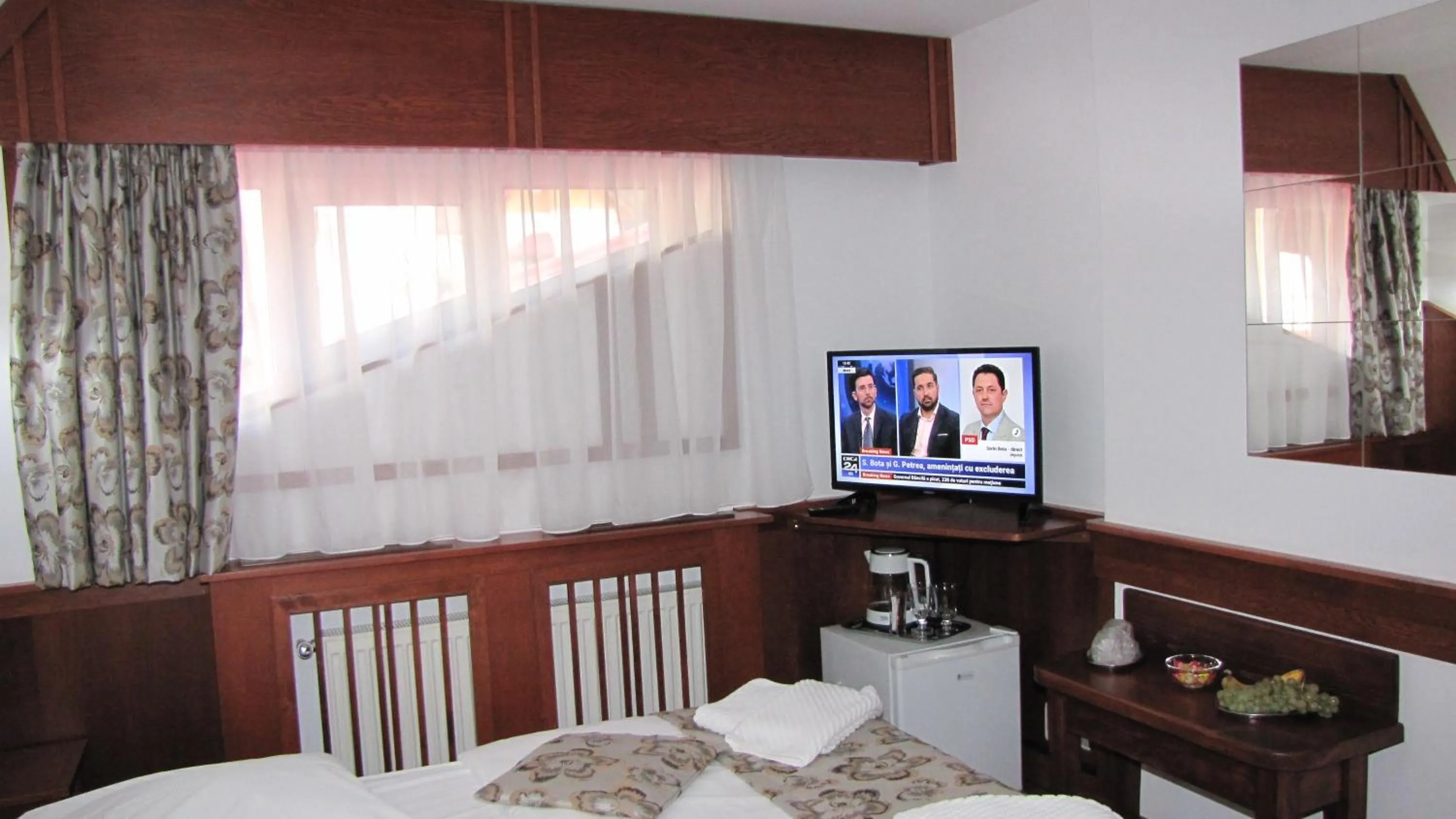 Communal lounge/ TV room, Bed in Villa Elitte Predeal