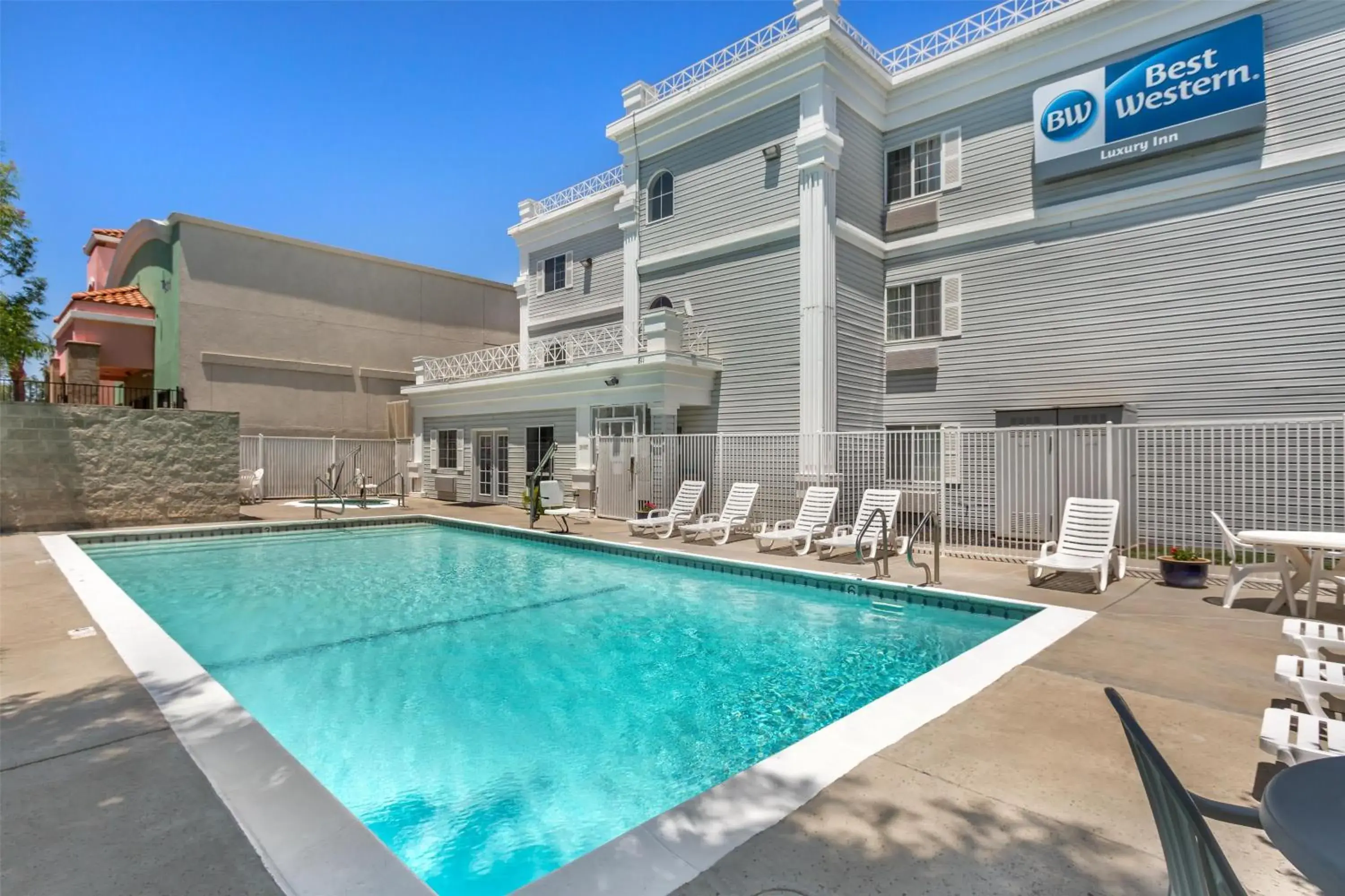 Pool view in Best Western Luxury Inn Pool view in Best Western Luxury Inn