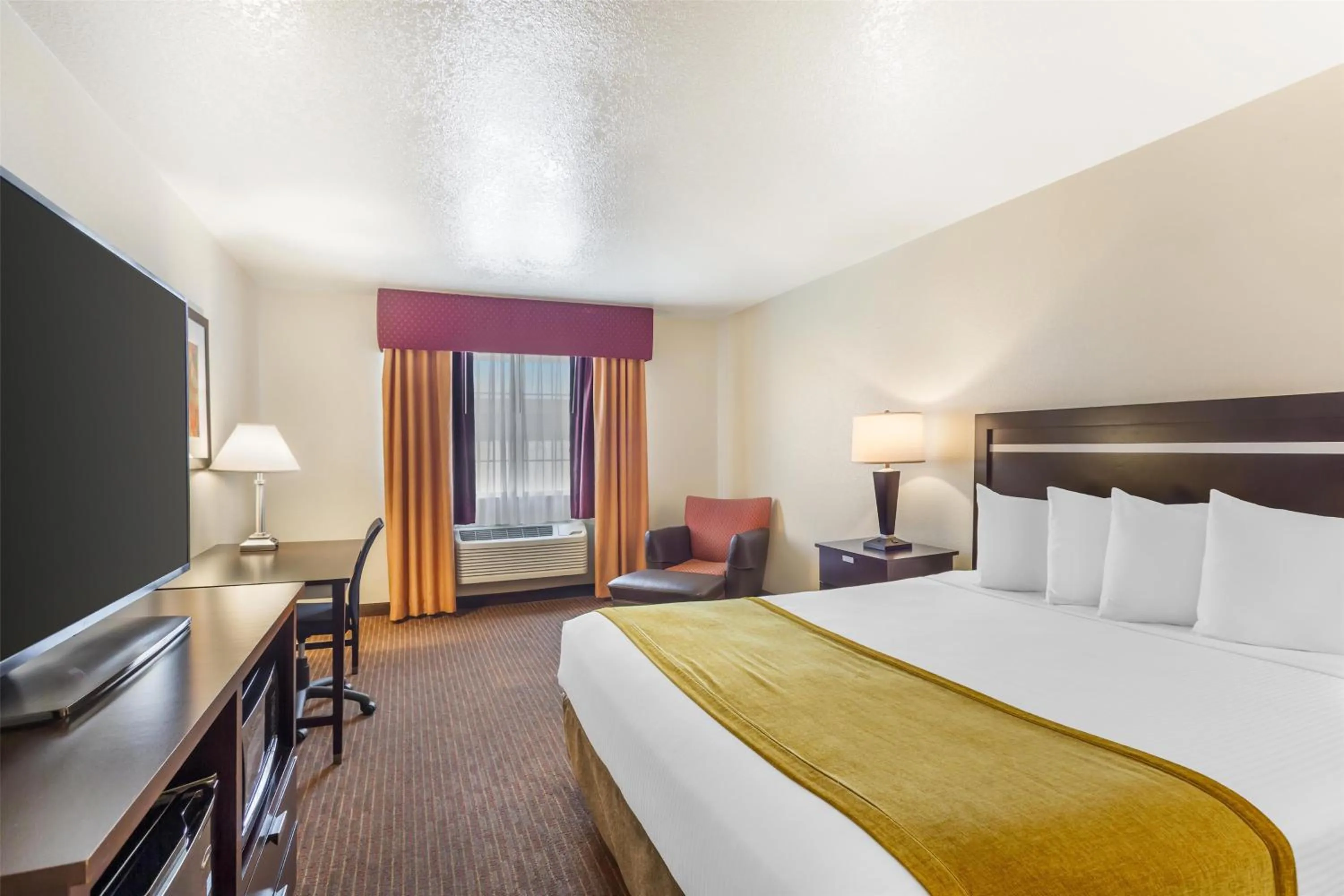 Bedroom, Bed in Best Western Luxury Inn