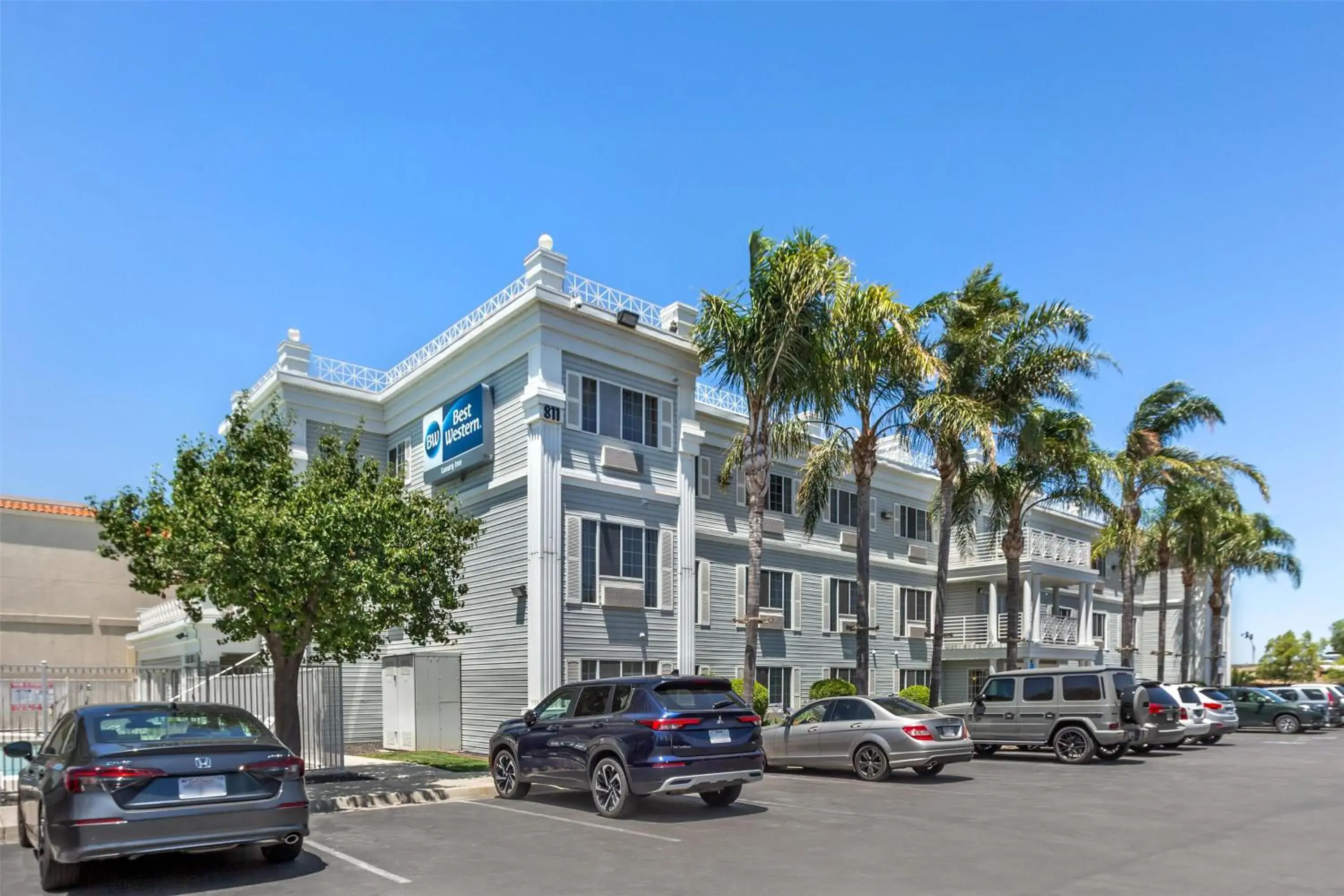 Property building in Best Western Luxury Inn Property building in Best Western Luxury Inn