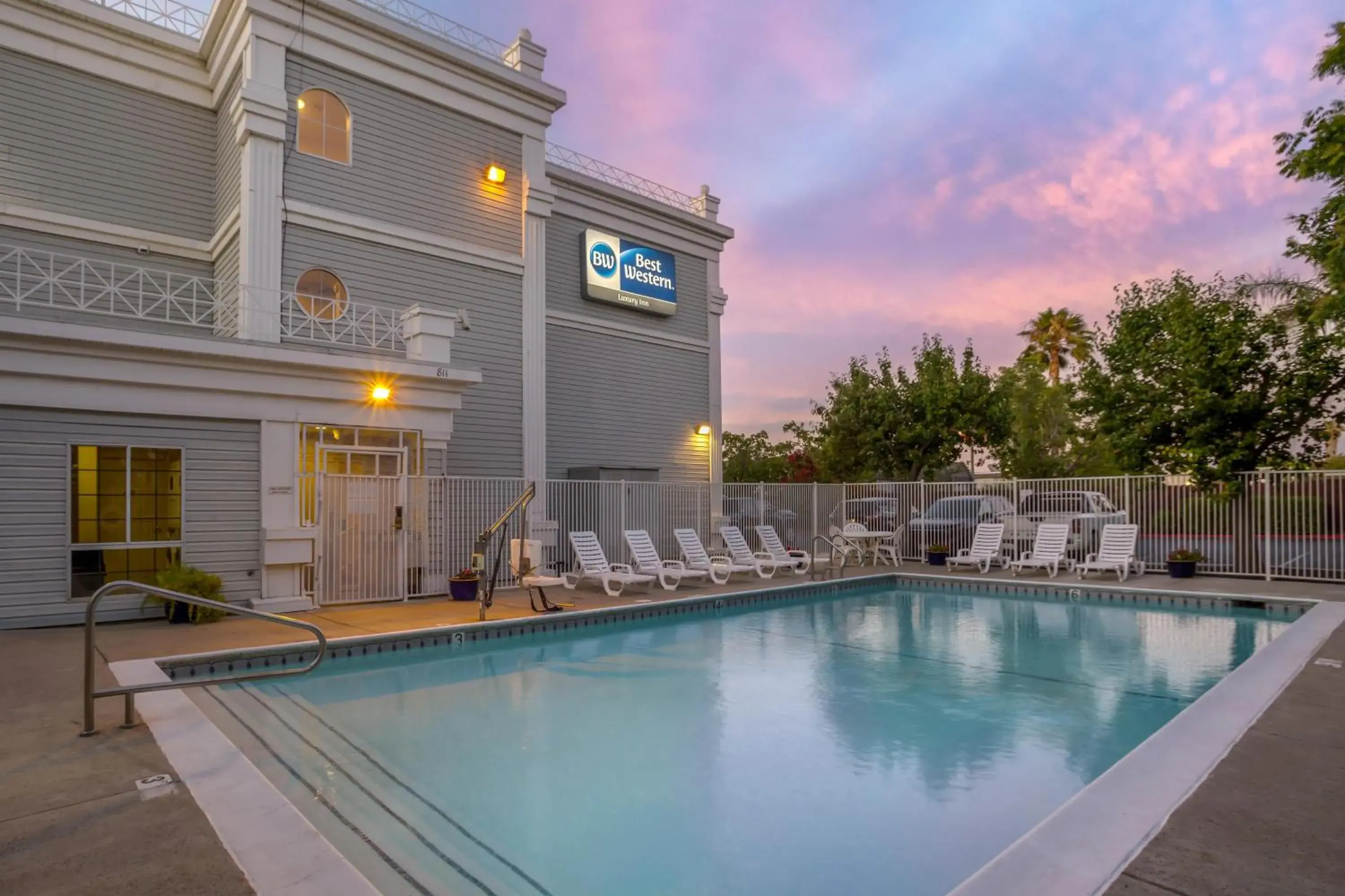 Pool view in Best Western Luxury Inn Pool view in Best Western Luxury Inn