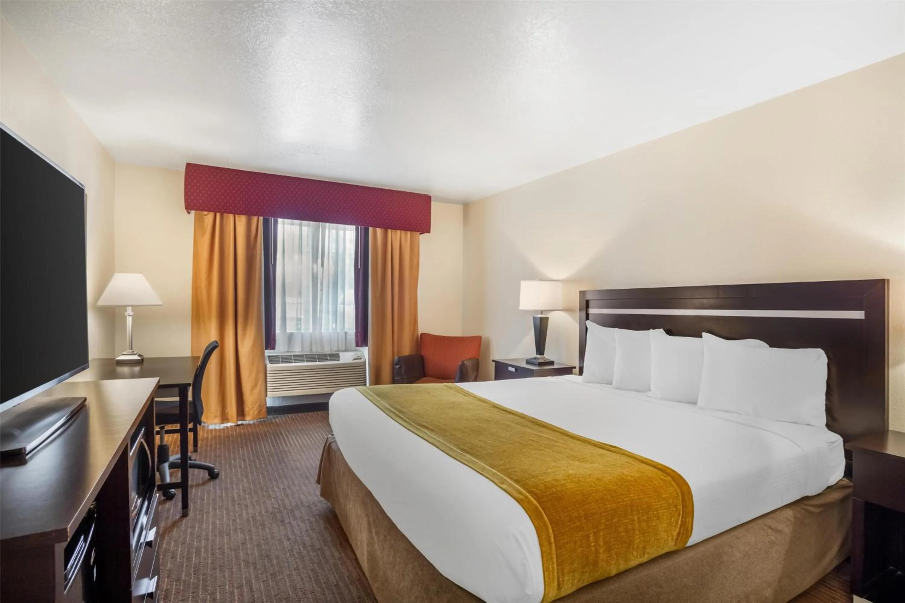 Bedroom, Bed in Best Western Luxury Inn