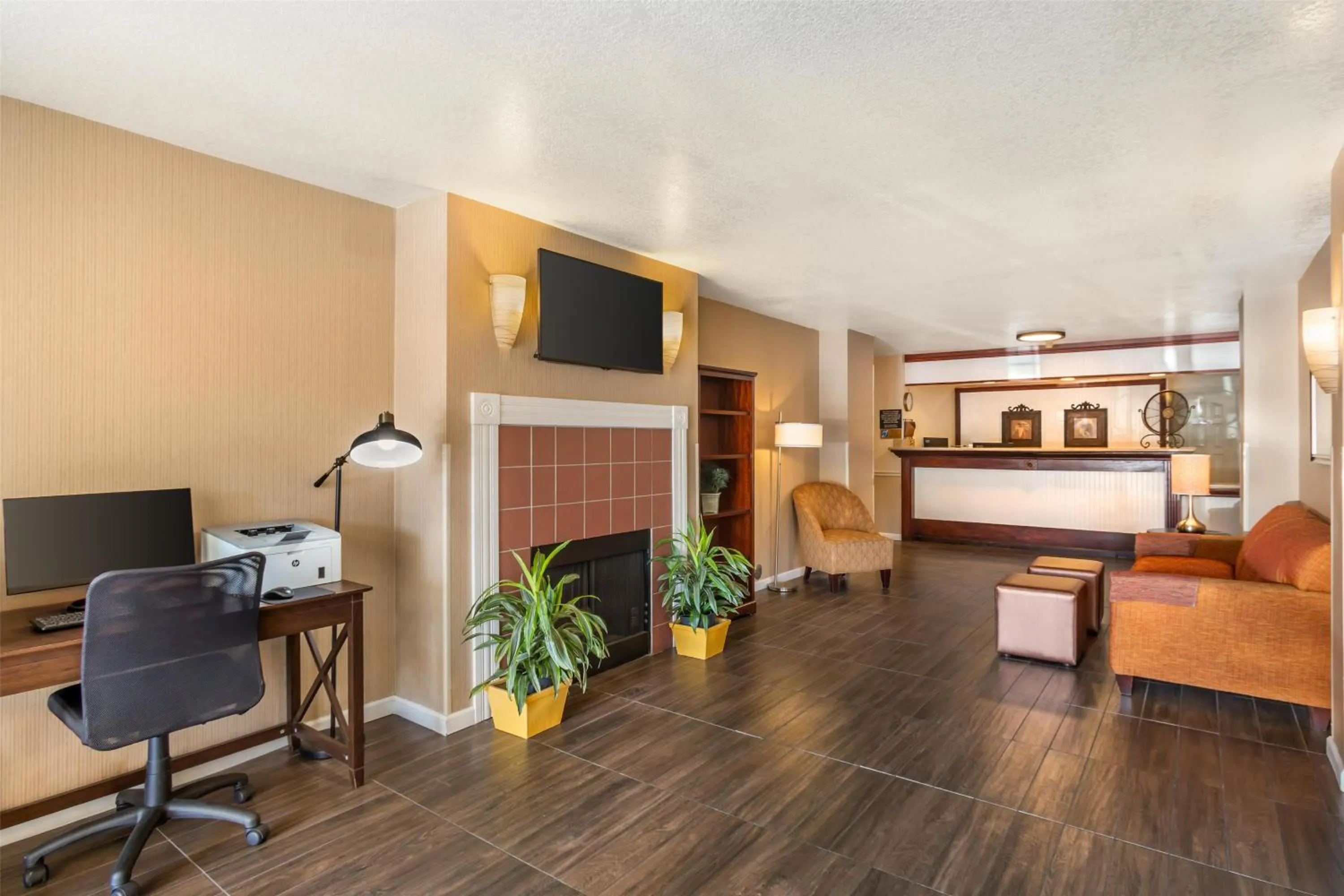 Lobby or reception, Bed in Best Western Luxury Inn