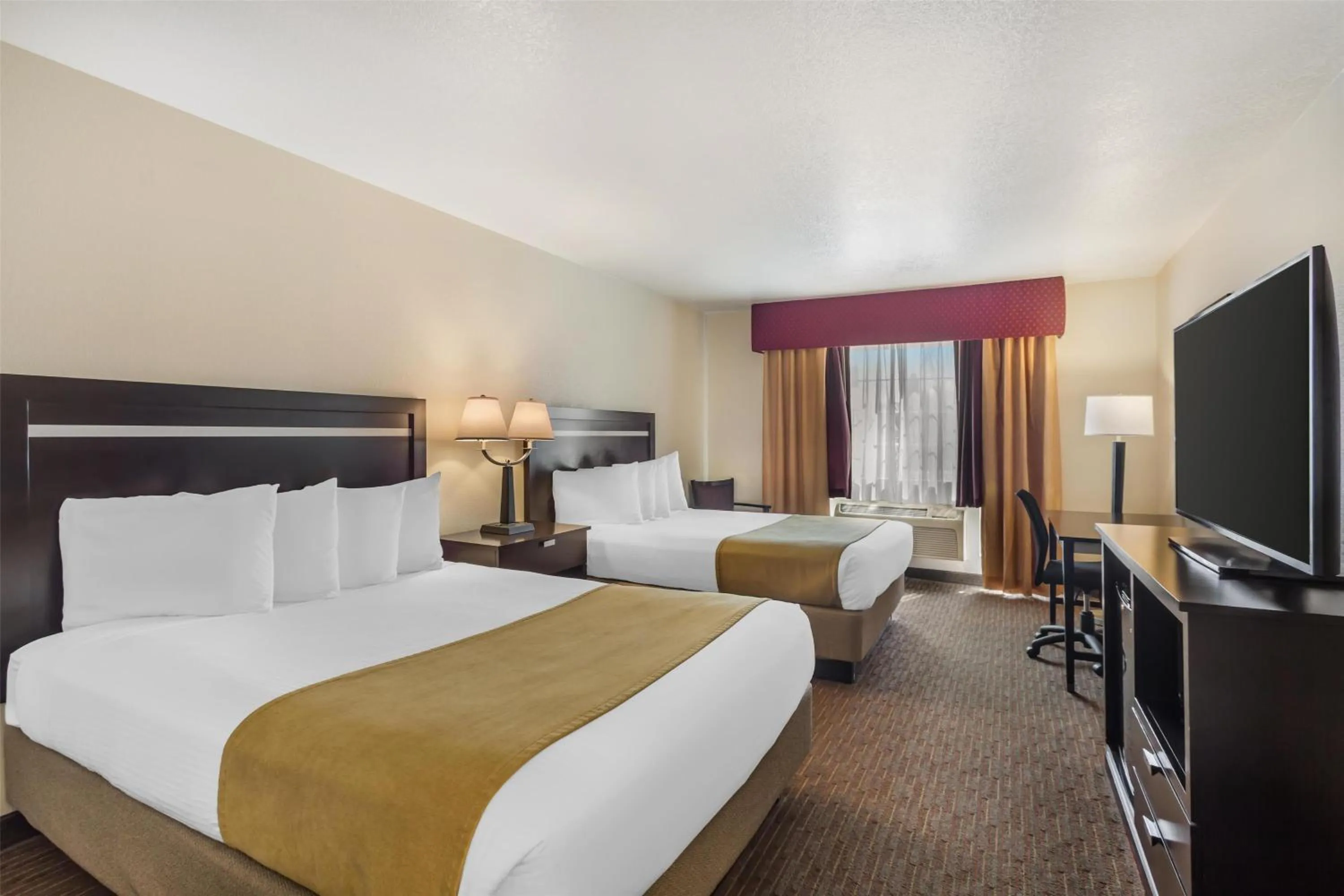 Bedroom, Bed in Best Western Luxury Inn