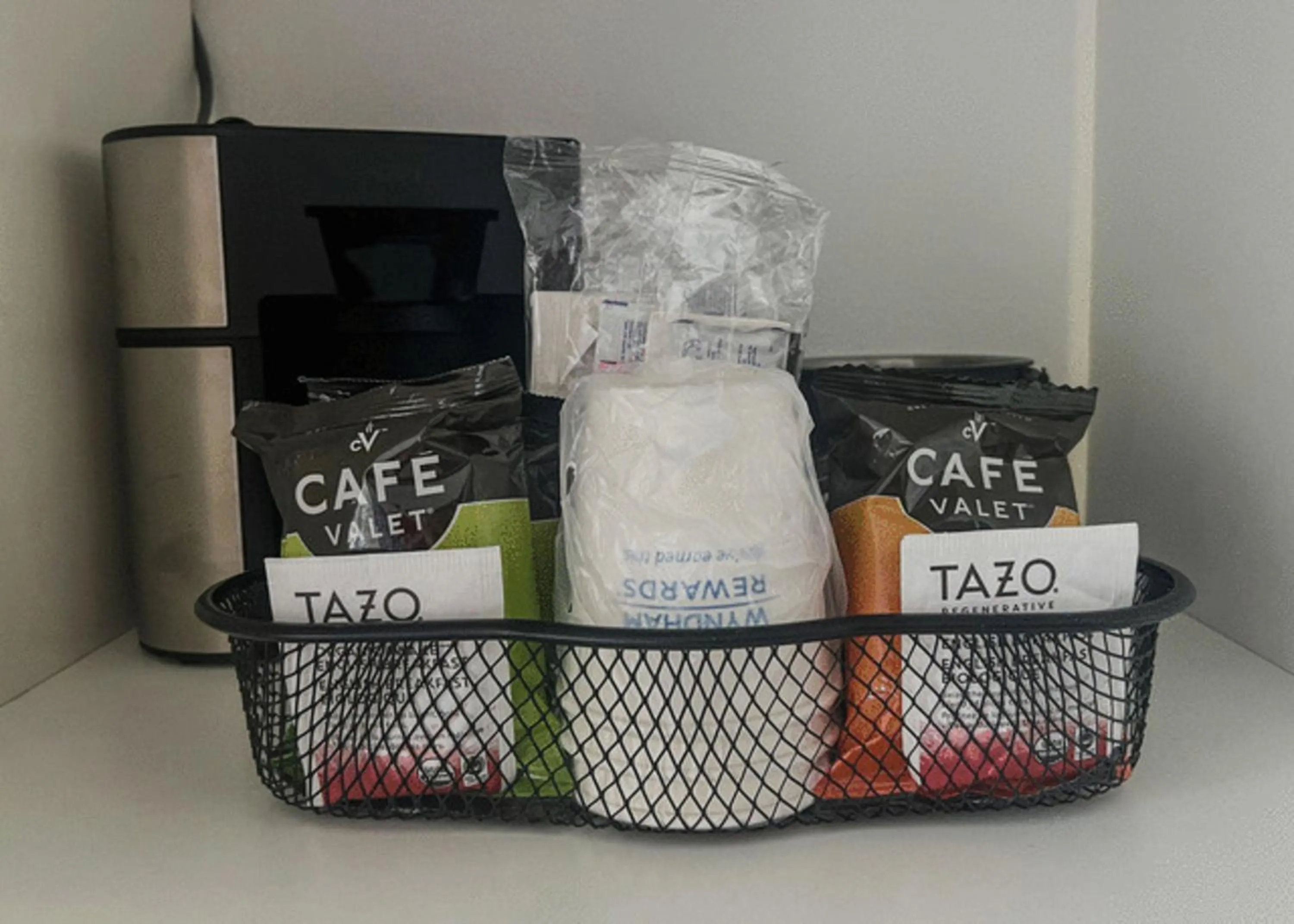 Coffee/tea facilities in Baymont by Wyndham Orlando North Millenia