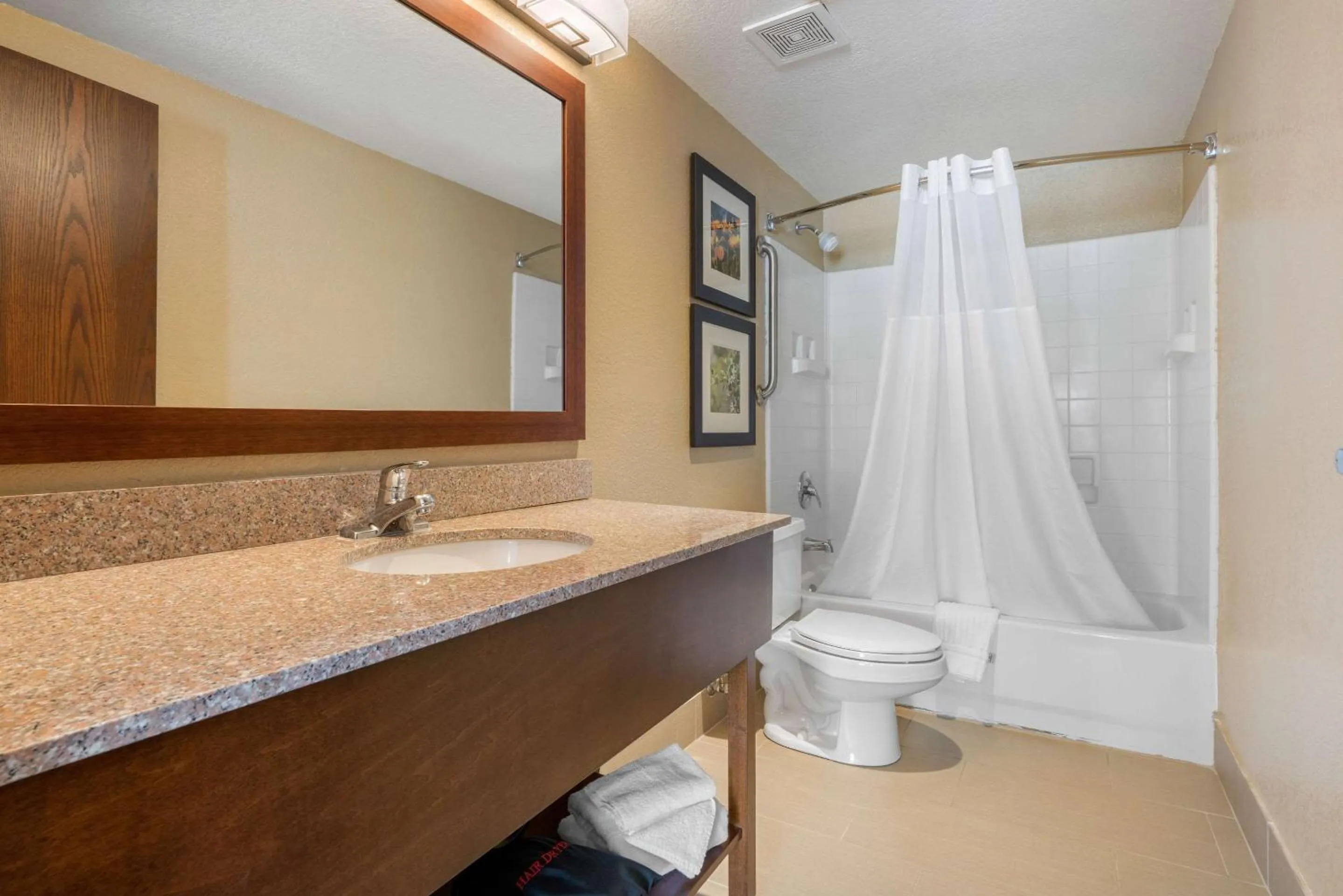 Bedroom in Comfort Inn Lathrop Stockton Airport
