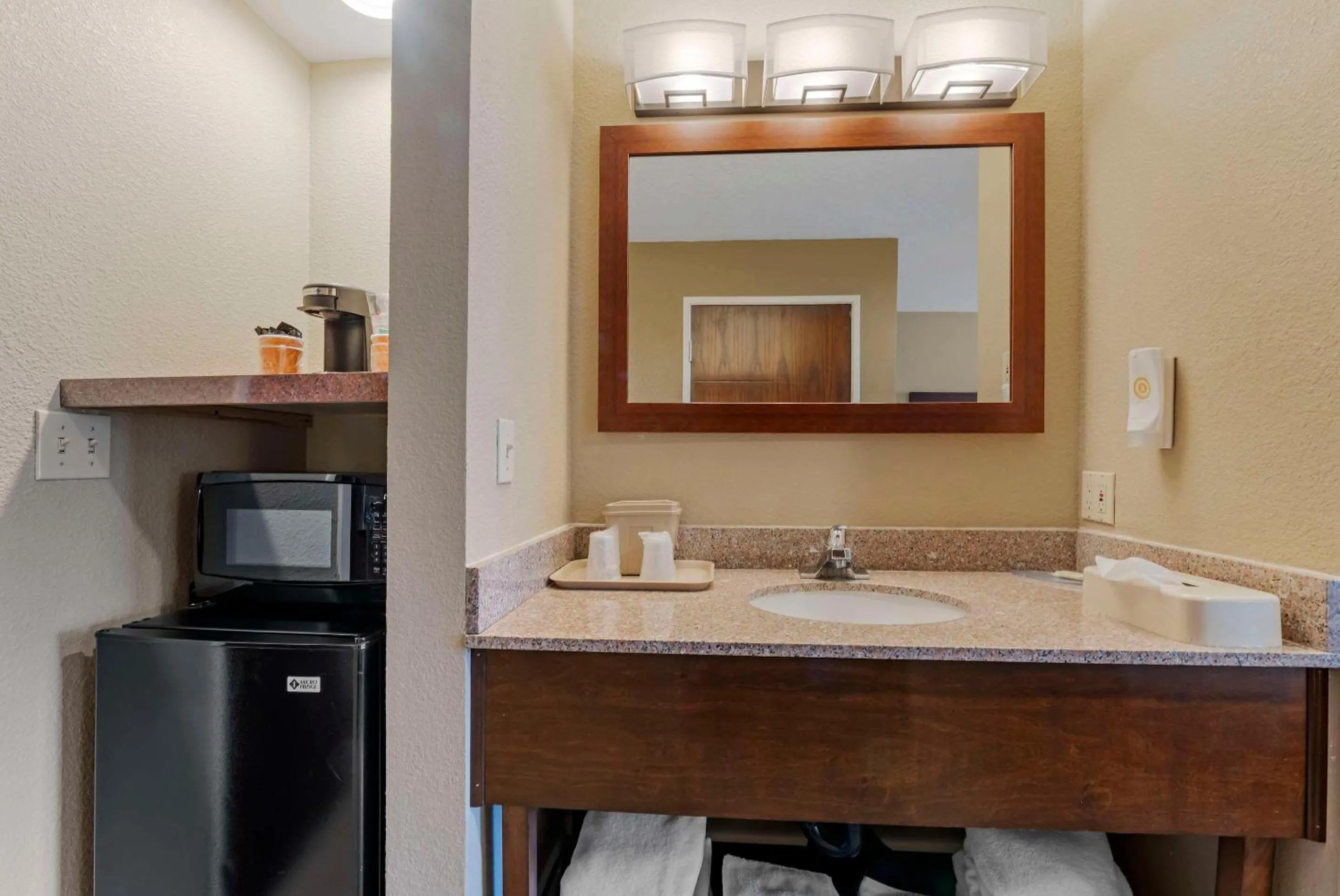 Bedroom in Comfort Inn Lathrop Stockton Airport