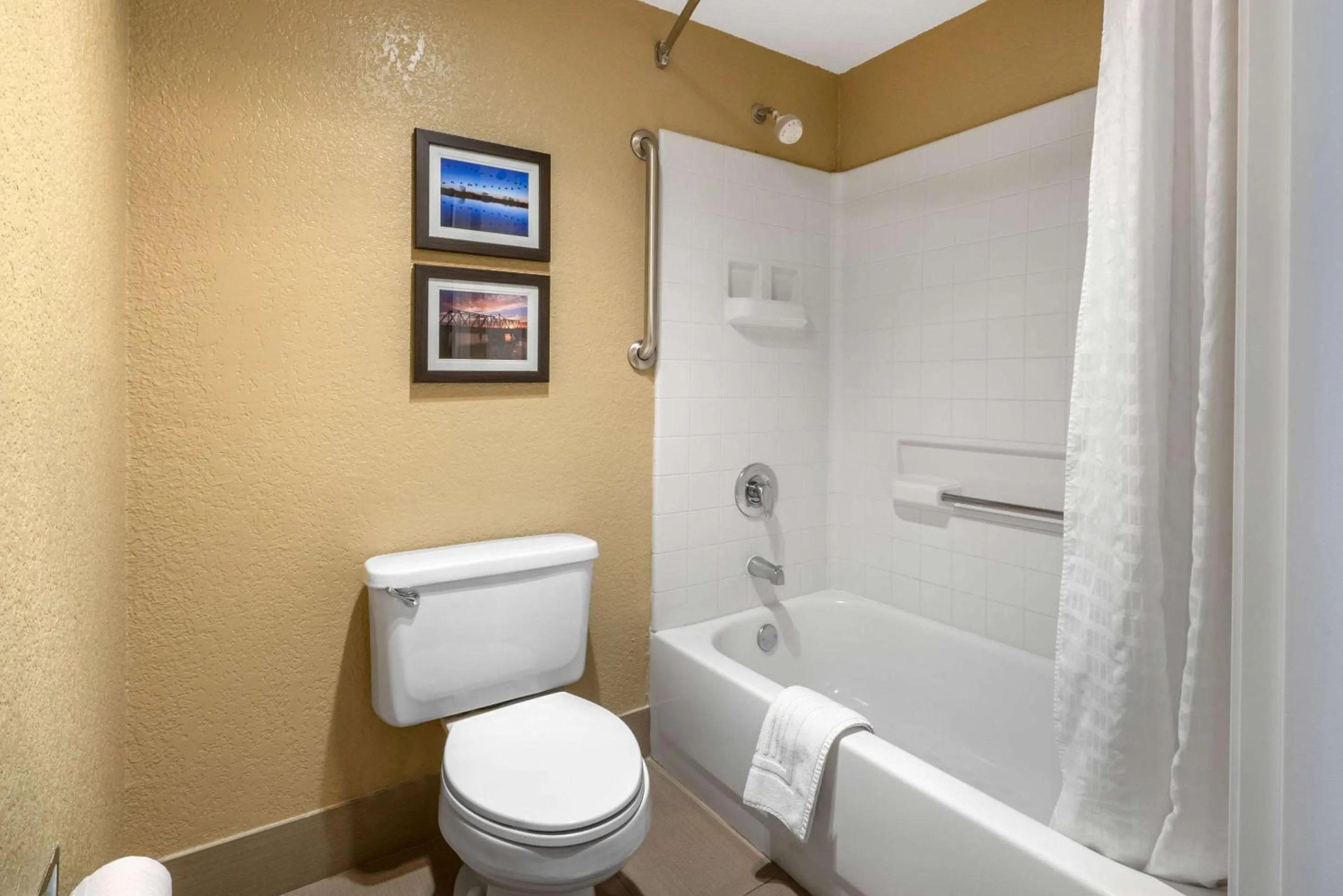 Bedroom in Comfort Inn Lathrop Stockton Airport